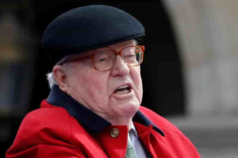 Jean-marie le pen reste president d'honneur du fn