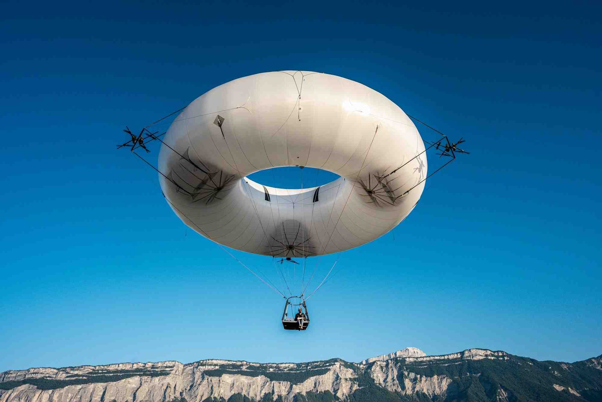 La start-up Aéronde a choisi la forme d'un donut sans rien laisser au hasard : elle offrirait en effet moins d'aérodynamisme et donc, moins de prise au vent pour effectuer des chantiers en hauteur.