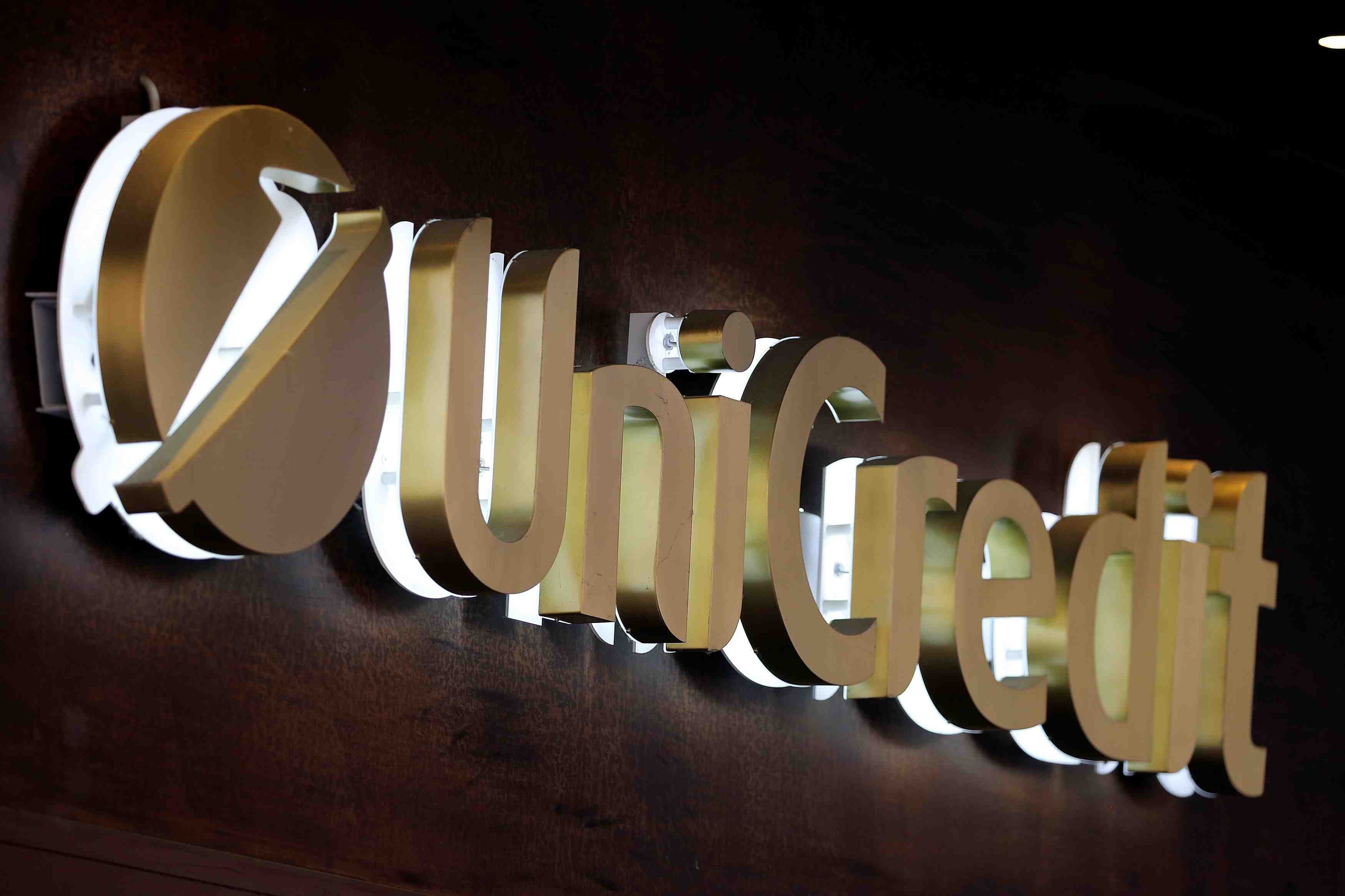 Mustier veut accelerer la scission des activites etrangeres d'unicredit