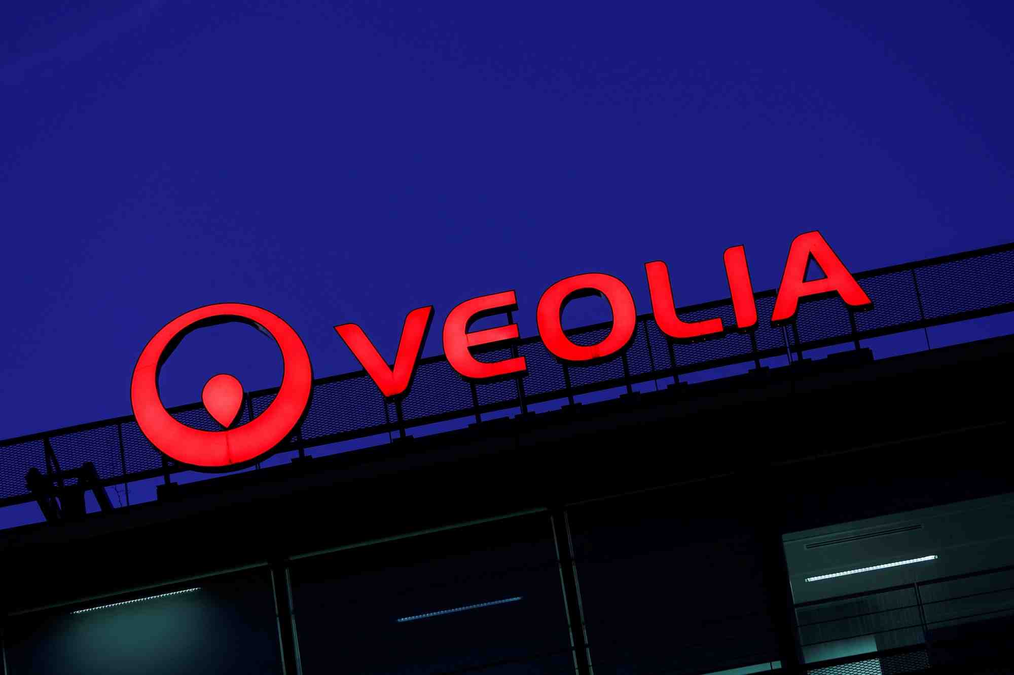 Un logo sur les fenetres du siege de veolia environnement a paris