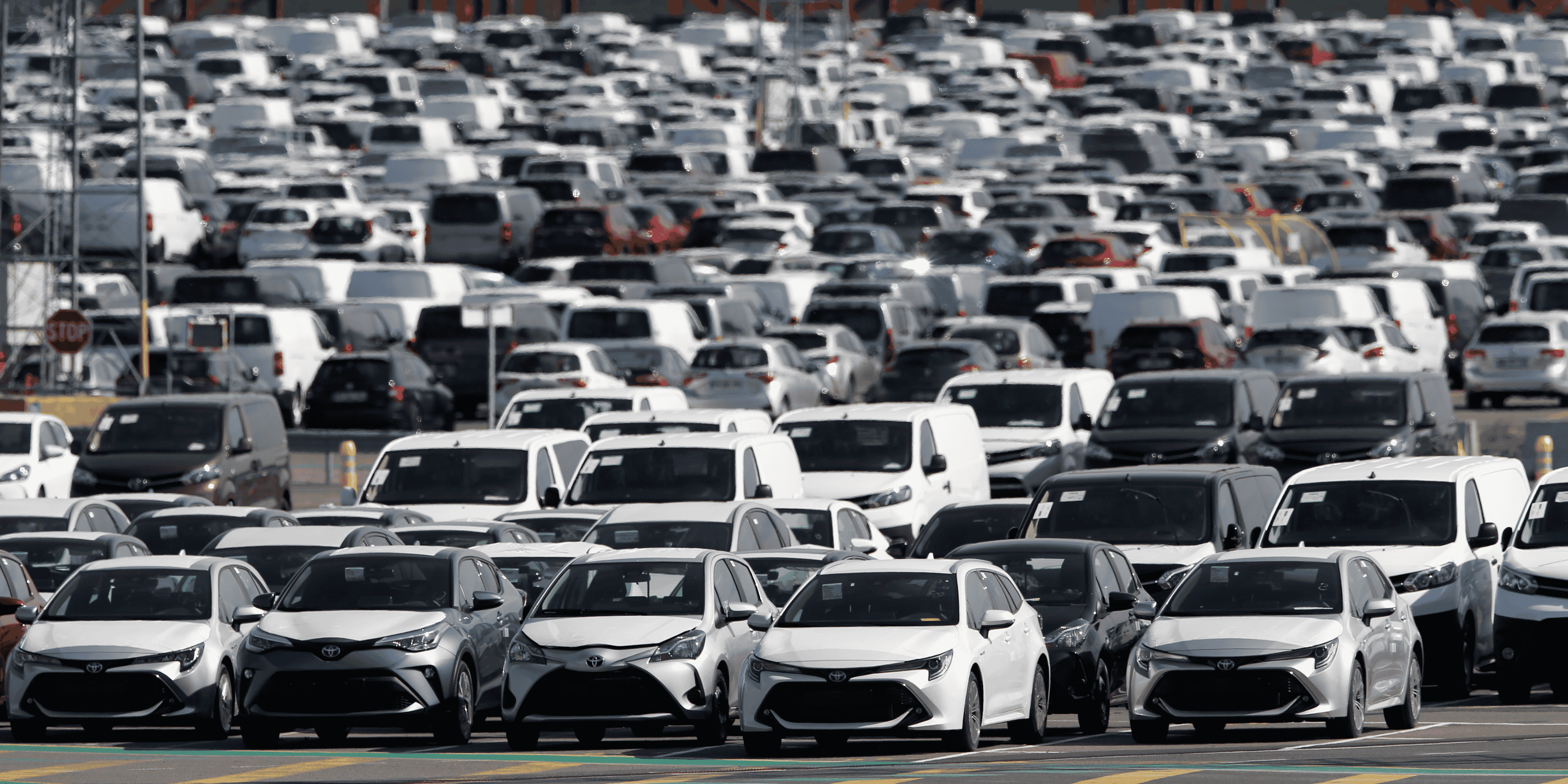 Voitures neuves garees a l'usine toyota motor manufacturing france a onnaing