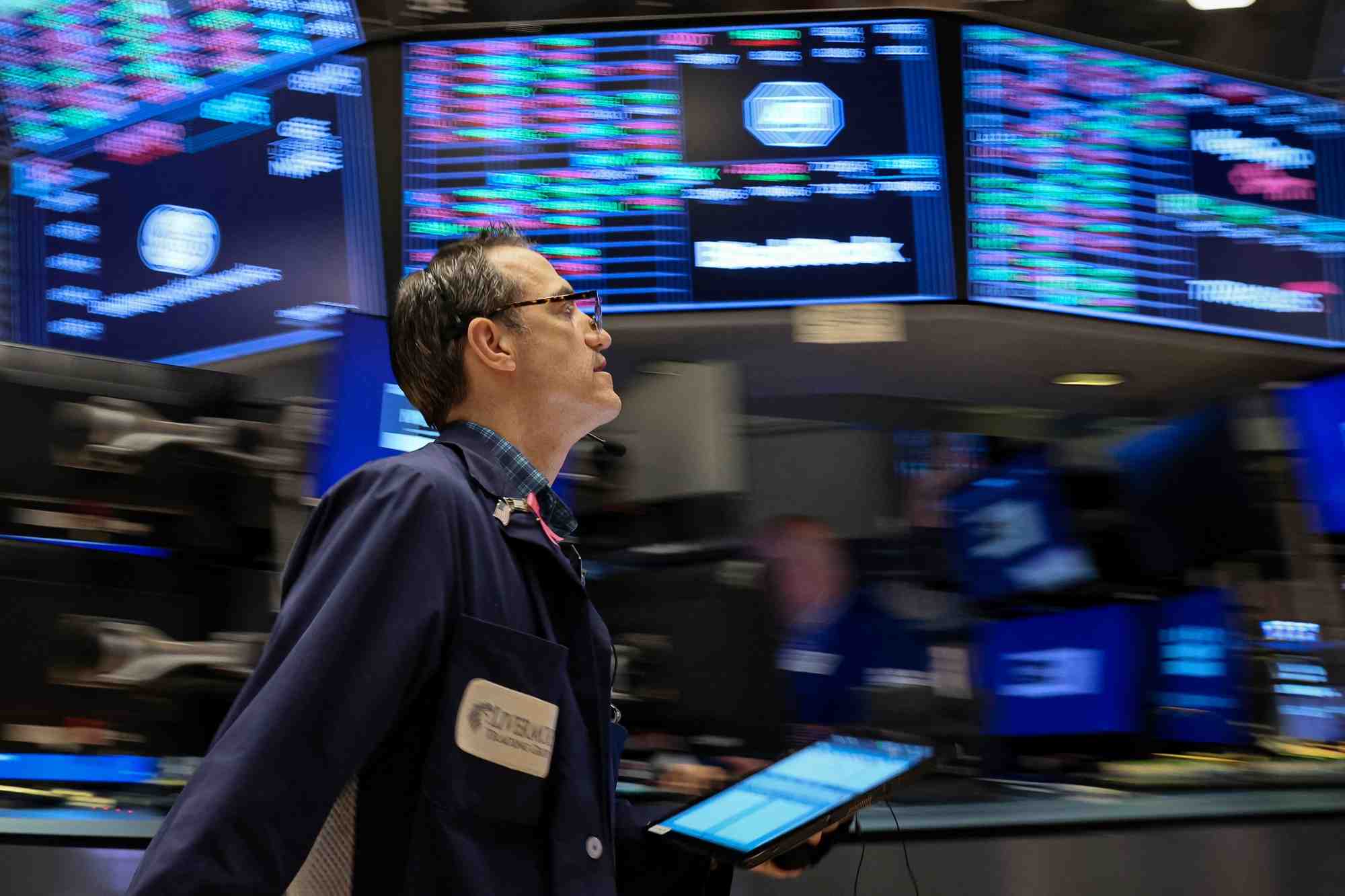 Un trader travaille a la bourse de new york (nyse)