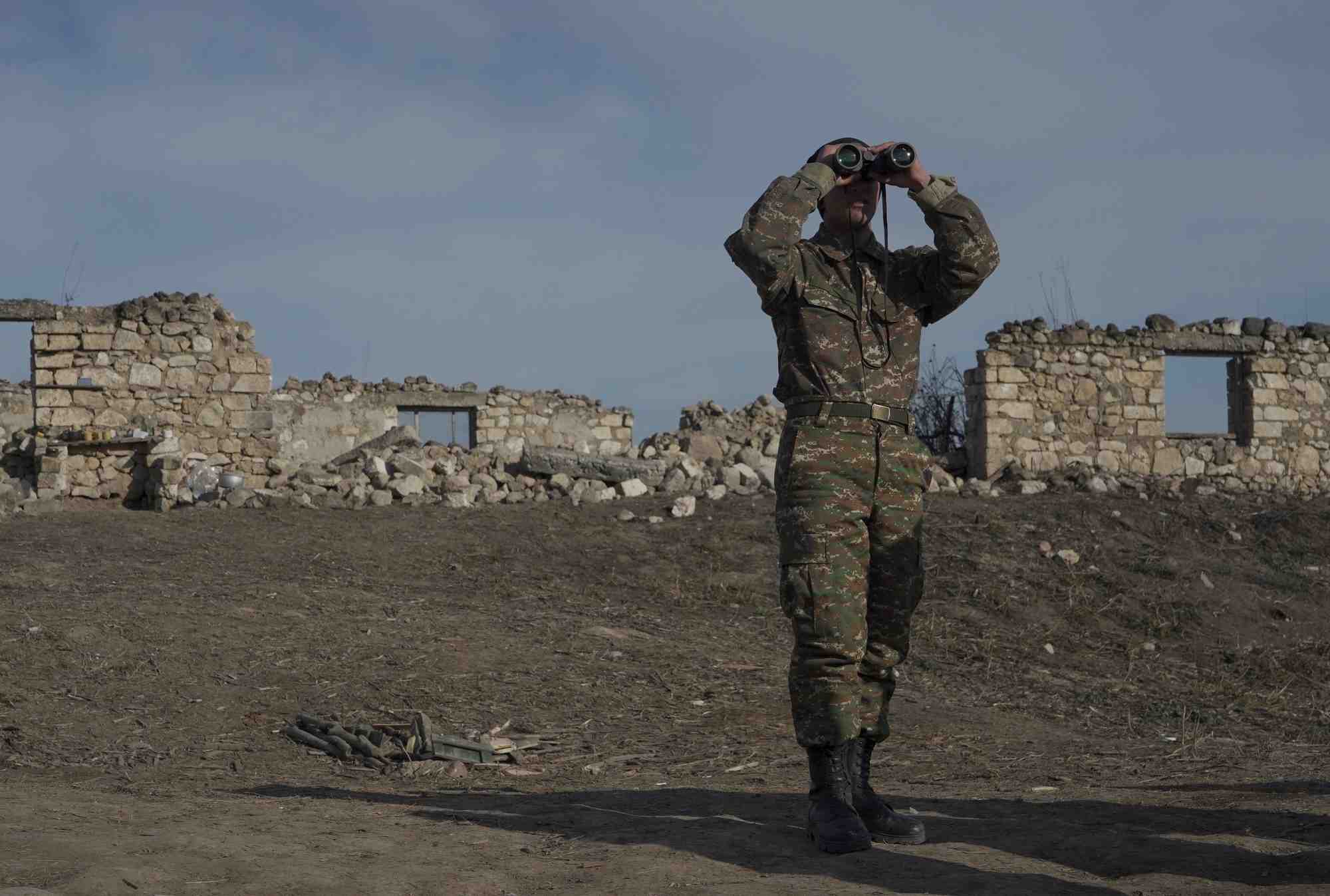 Un soldat d'origine armenienne se tient dans la region du haut-karabakh