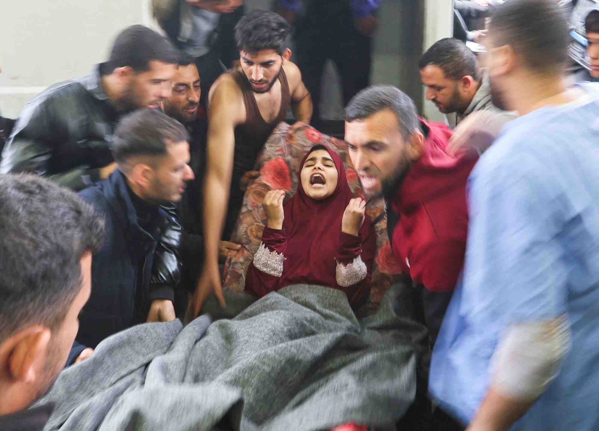 Une femme palestinienne blessee est emmenee a l'hopital nasser apres des frappes israeliennes sur une ecole a l'est de khan younes, dans le sud de la bande de gaza
