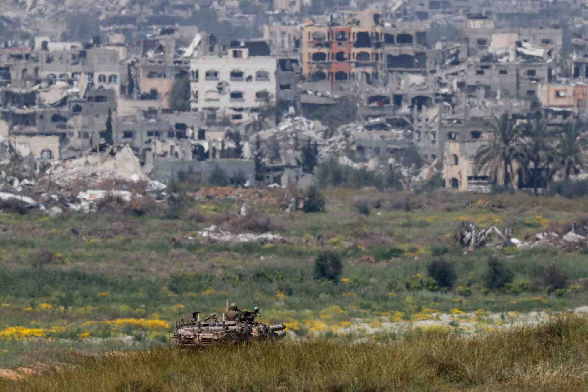Manoeuvres de chars israeliens le long de la frontiere entre israel et gaza