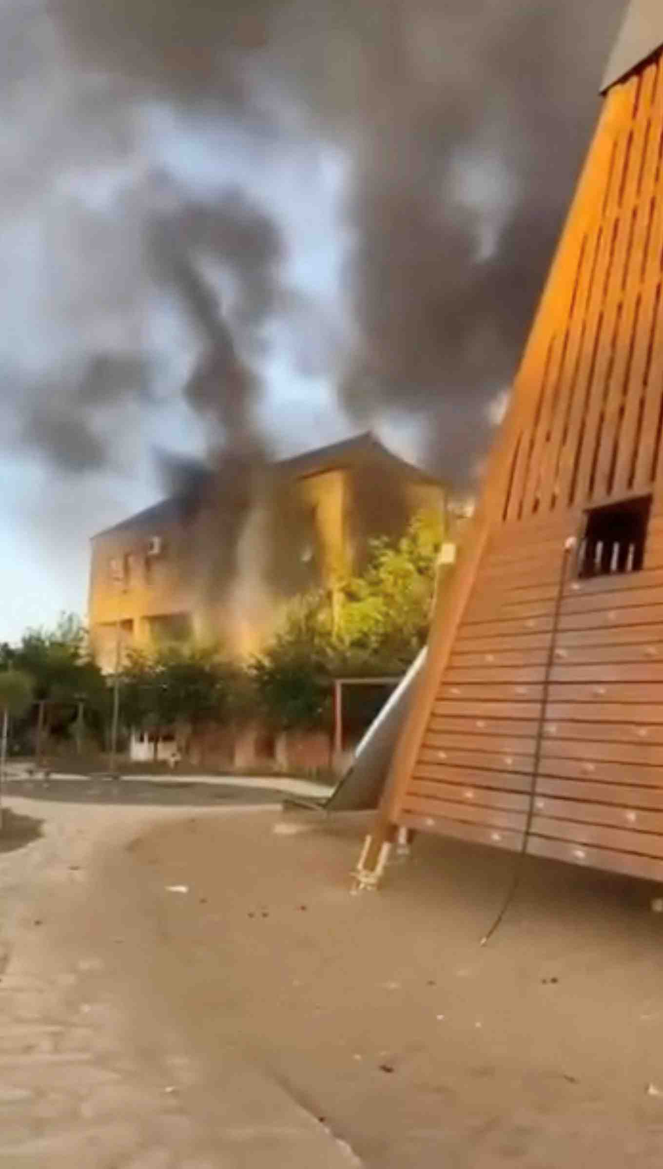 Une vue montre des panaches de fumee s'elevant d'un batiment, a derbent, en russie