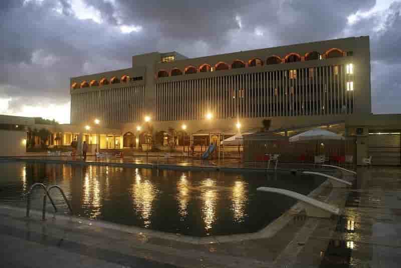 L'hotel du parlement libyen elu vise par une voiture piegee