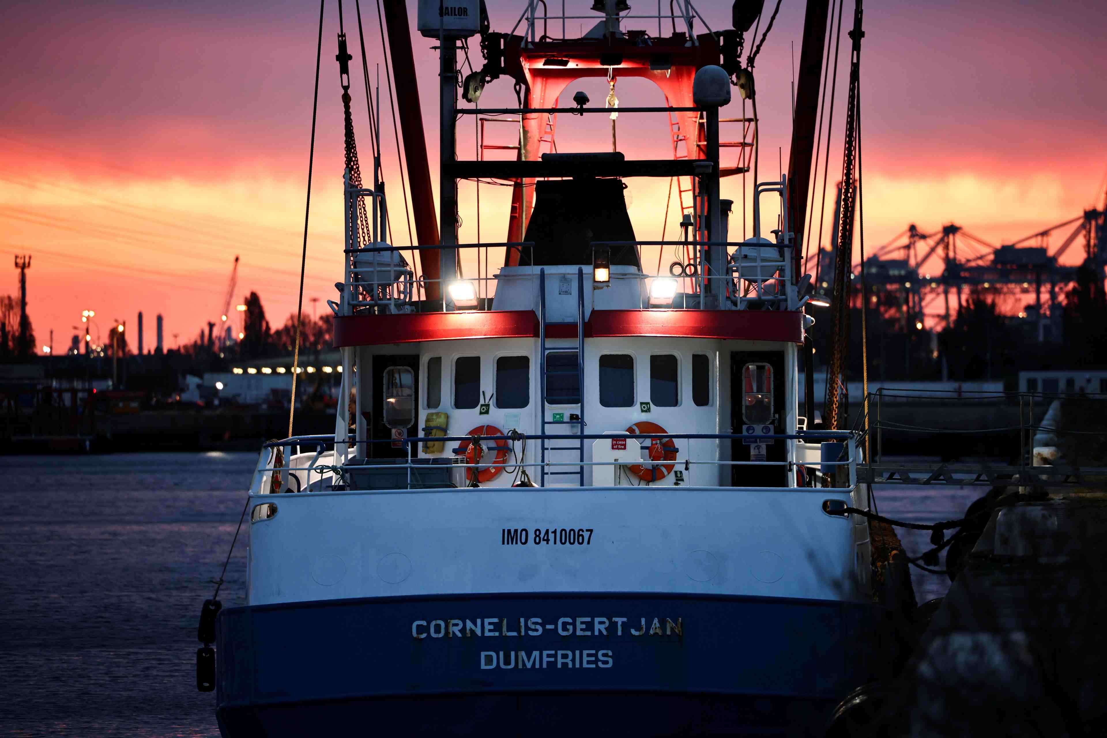 Brexit/peche: declarations contradictoires sur le chalutier britannique immobilise au havre