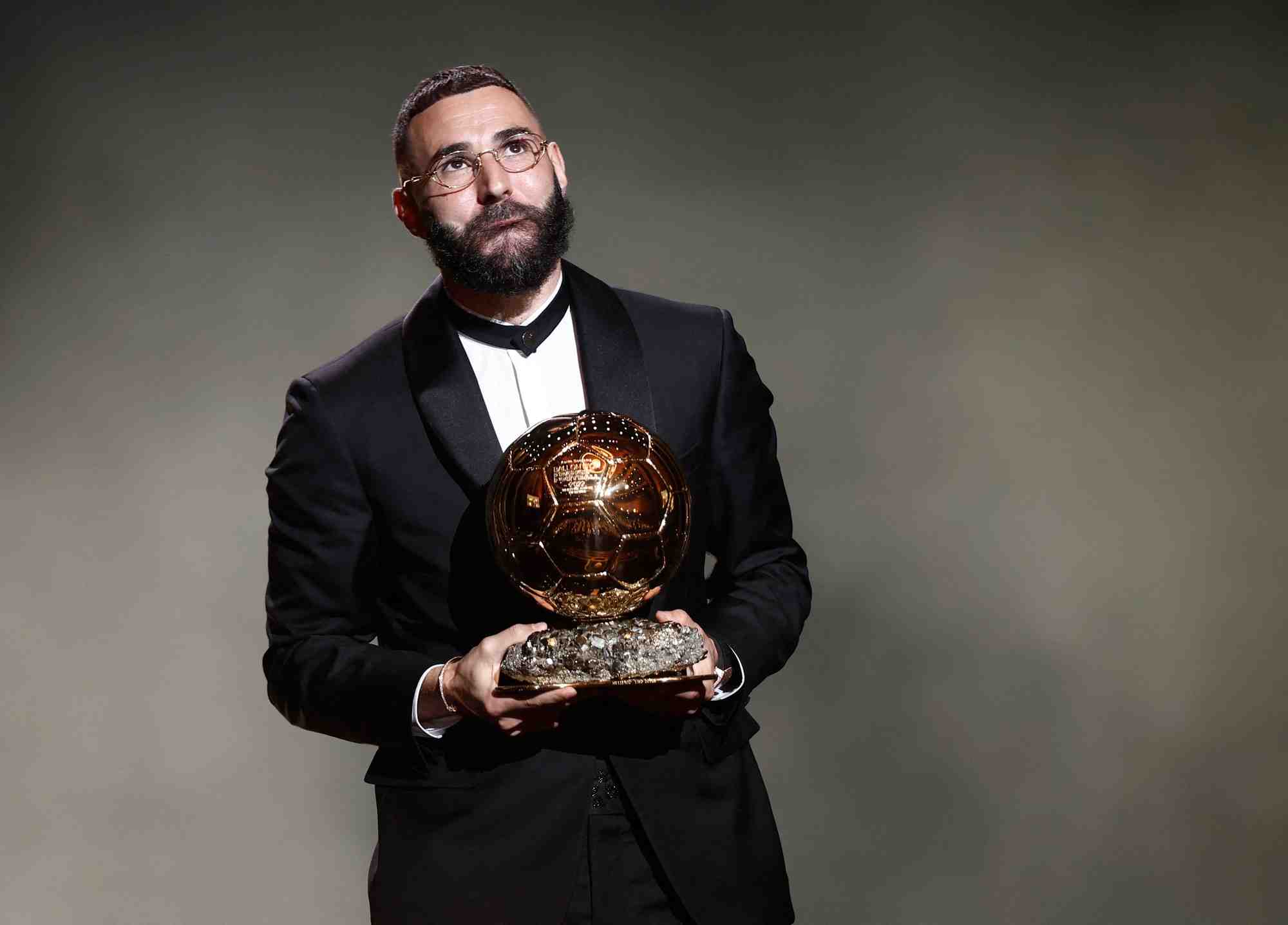 Karim benzema, du real madrid, apres avoir remporte le ballon d'or.