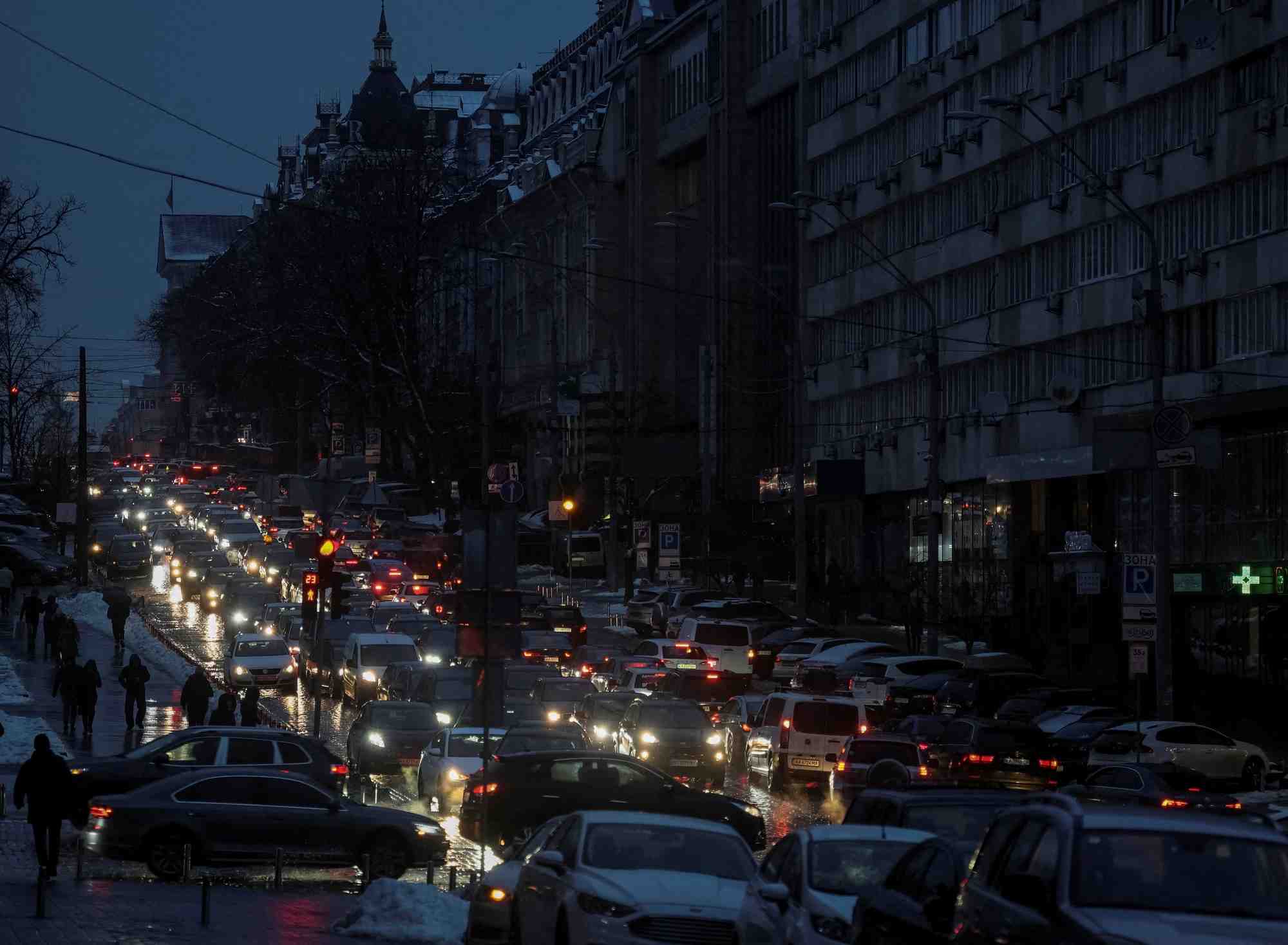 Des voitures dans une rue de kyiv lors d'une panne d'electricite