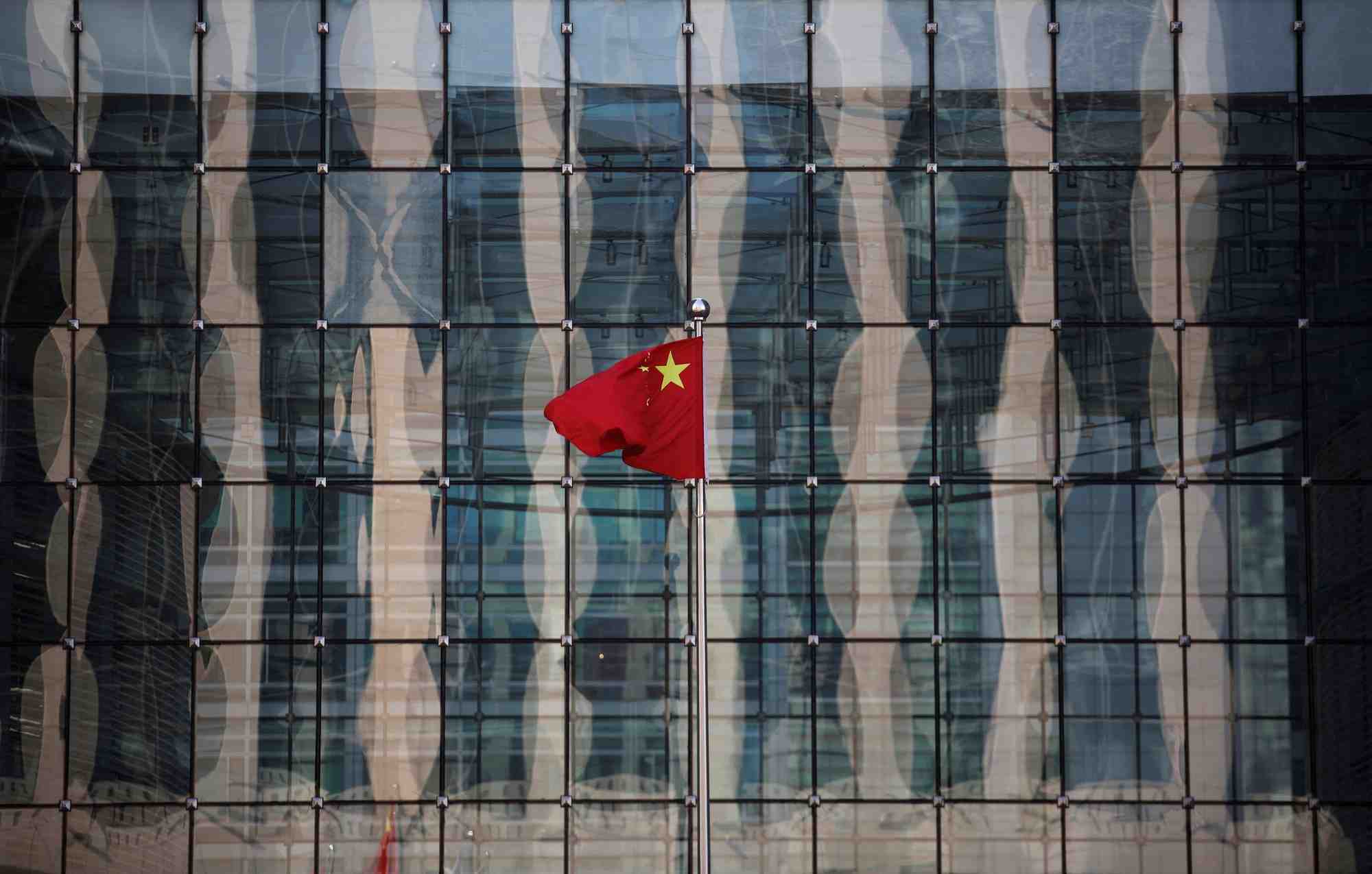 Un drapeau national chinois flotte dans une rue financiere, a pekin