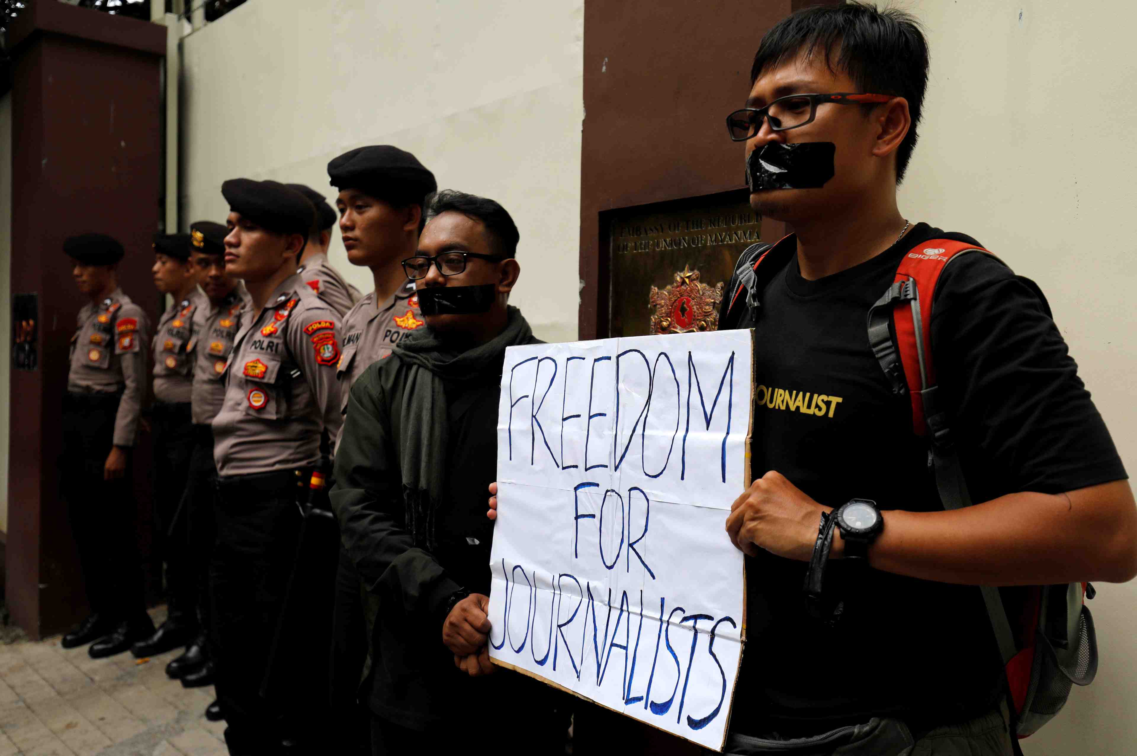 Journalistes reuters: la birmanie defend une justice independante