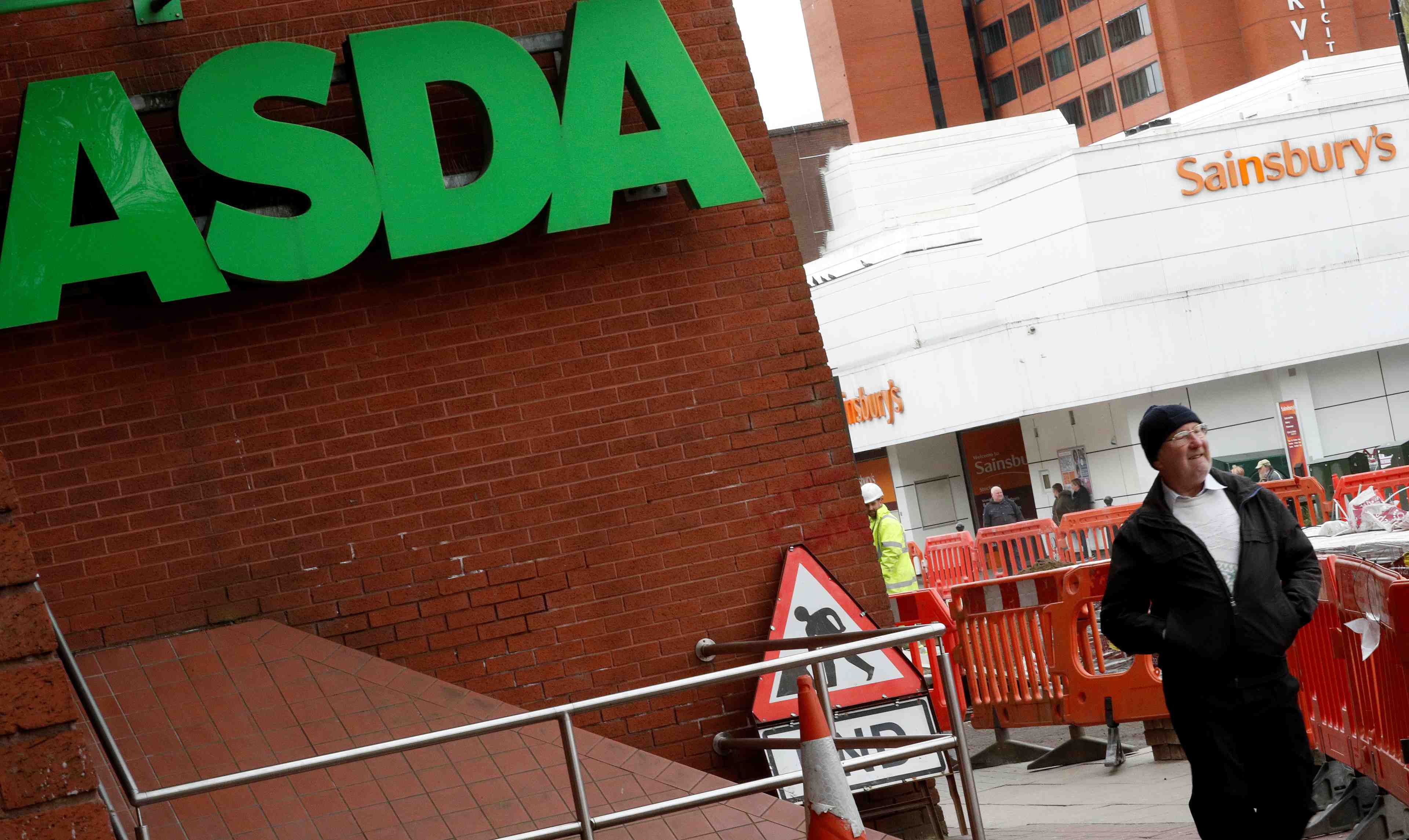 Sainsbury's et asda reclament du temps sur l'enquete sur leur fusion