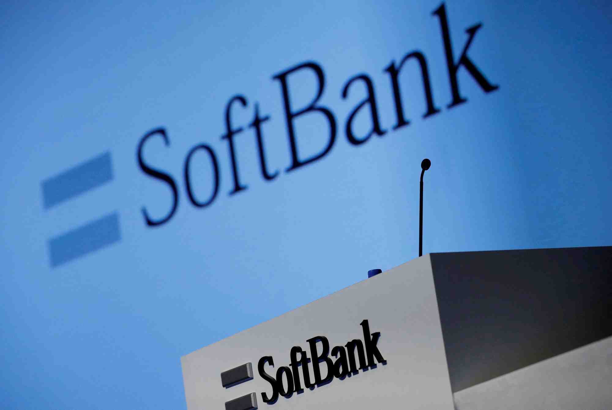 Photo du logo de softbank devant un pupitre