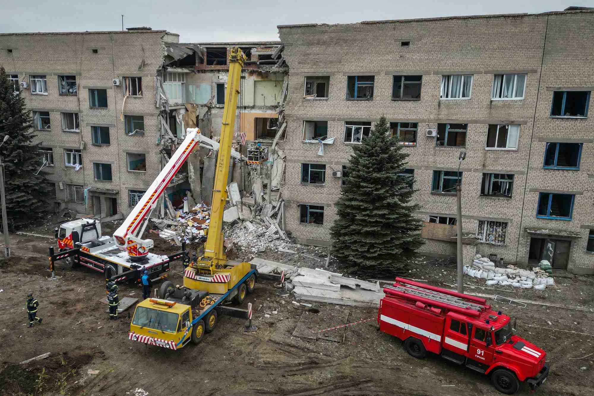 Un hopital lourdement endommage par une frappe de missile russe, dans la region de donetsk