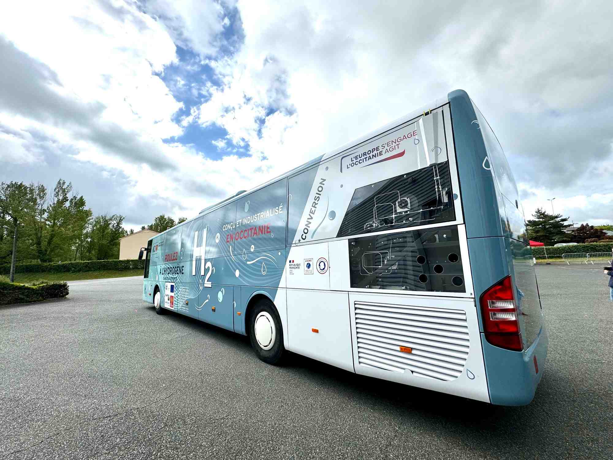 Safra vient d'inaugurer le premier car rétrofité à l'hydrogène par ses équipes.