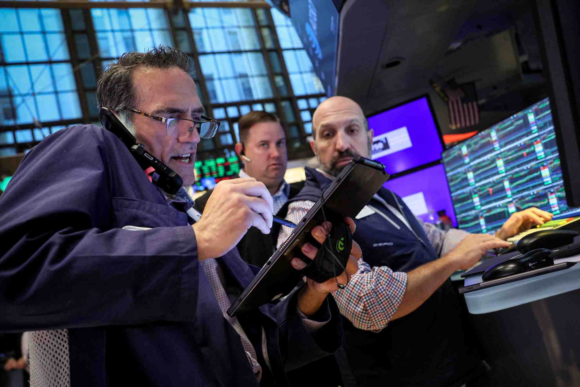 Des traders travaillent sur le parquet de la bourse de new york (nyse)