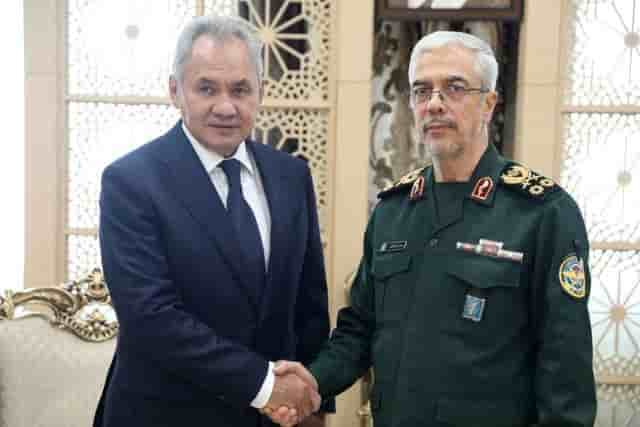 Le chef d'etat-major des forces armees iraniennes, le general mohammad bagheri, rencontre le secretaire du conseil de securite russe, serguei choigou, a teheran