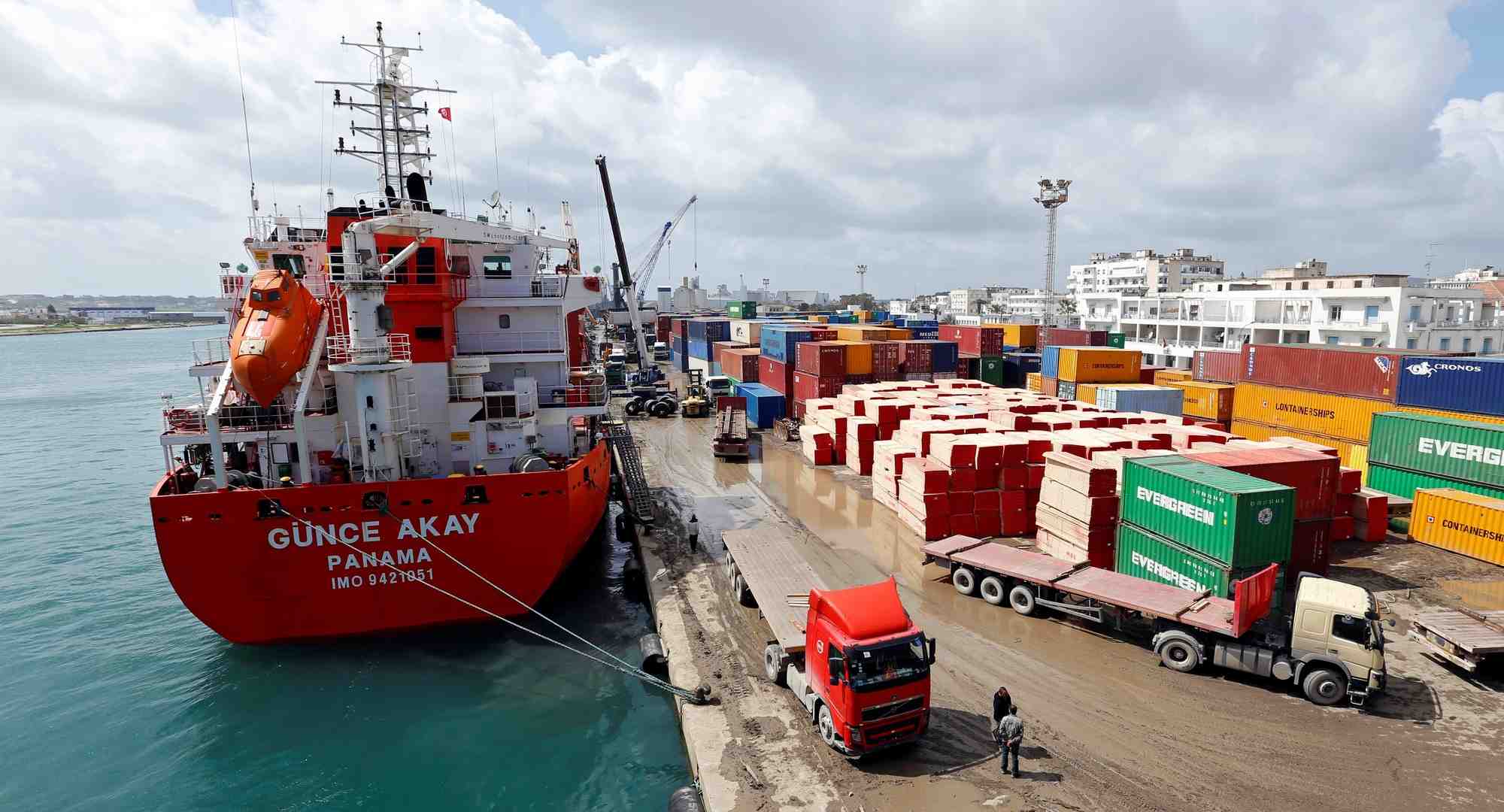 Port tunis conteneurs containers commerce échanges navires