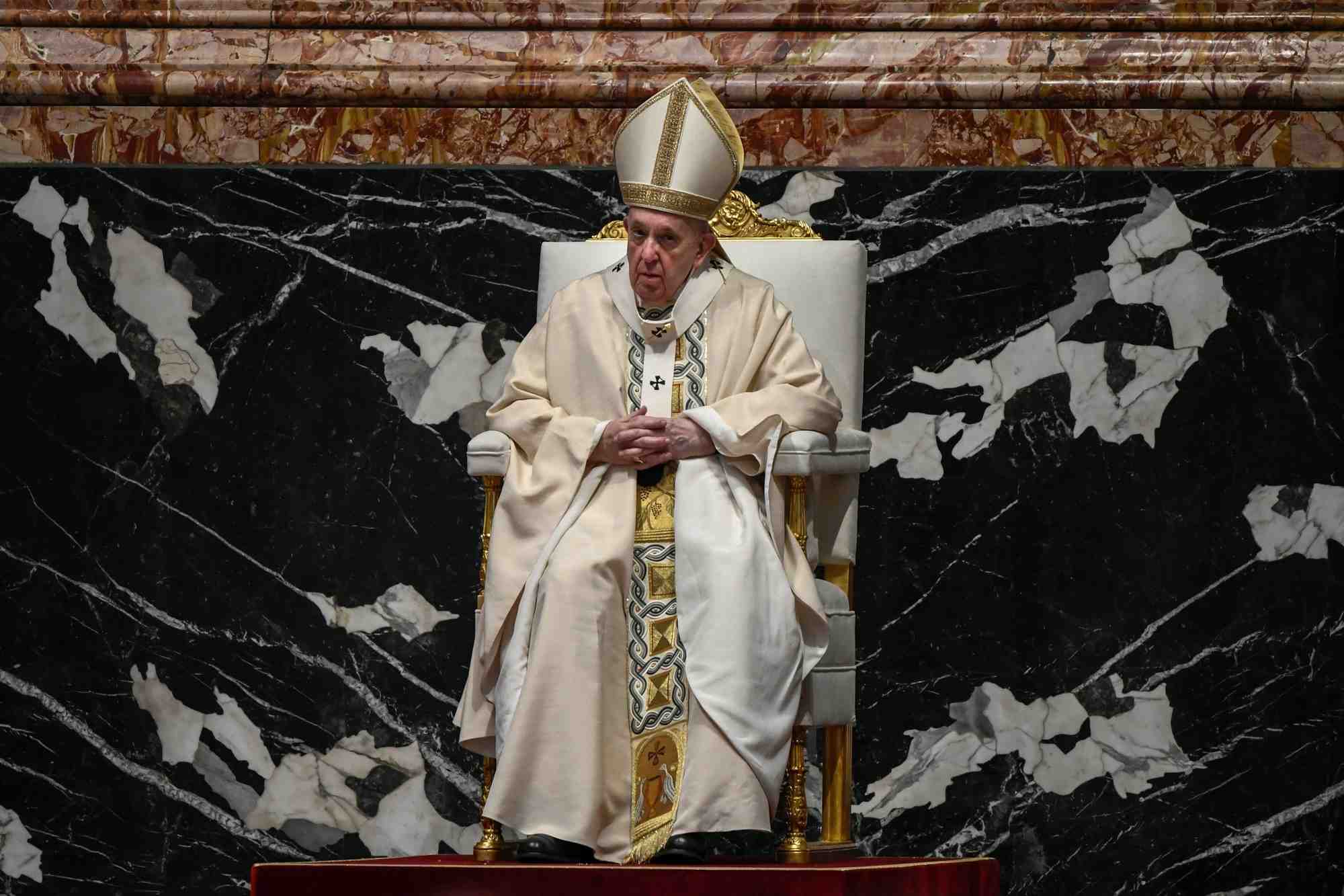 Le pape francois espere une renaissance post-pandemique lors de la veillee pascale