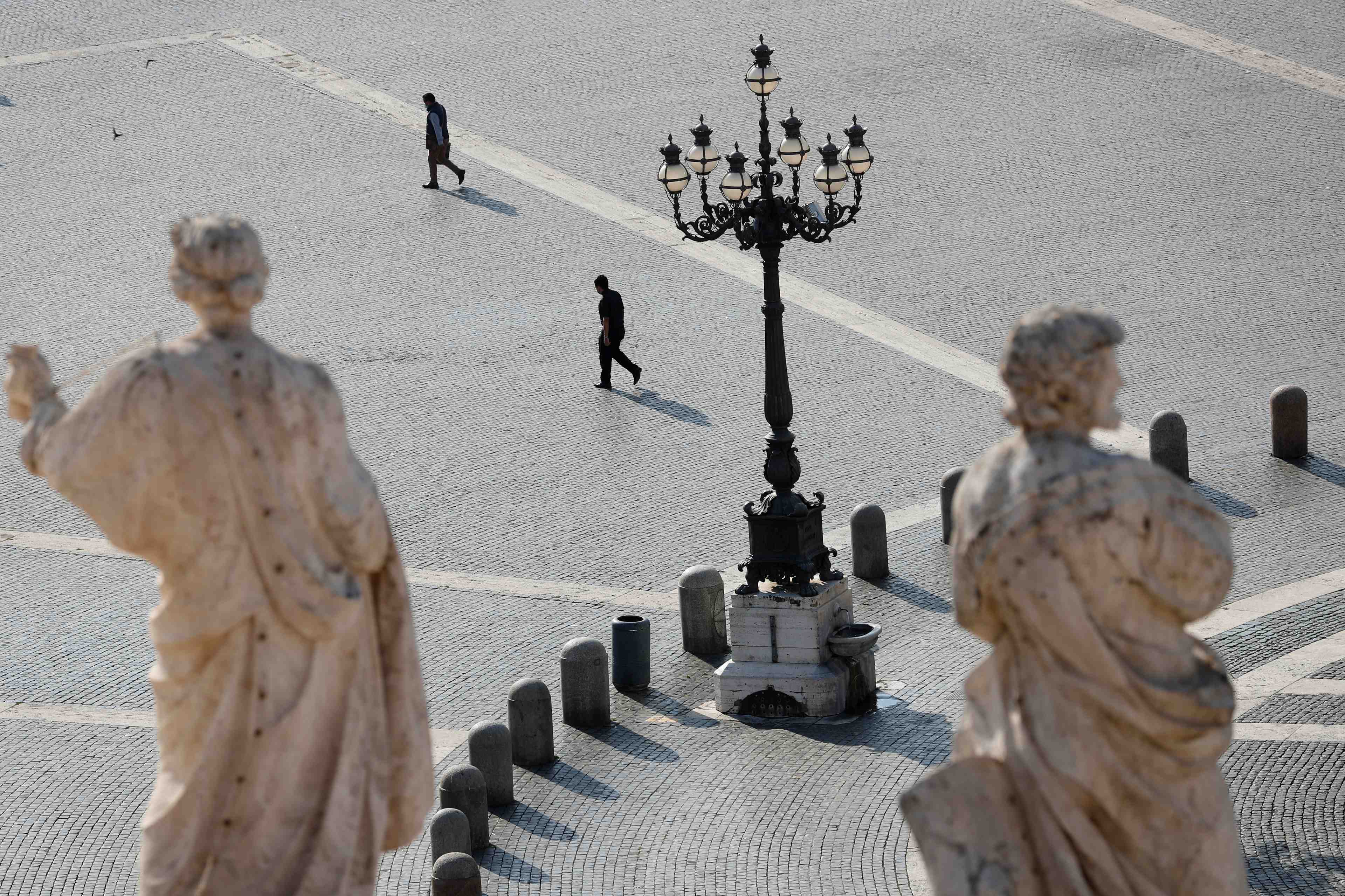 Un juge du vatican met en examen 10 personnes dont un cardinal italien