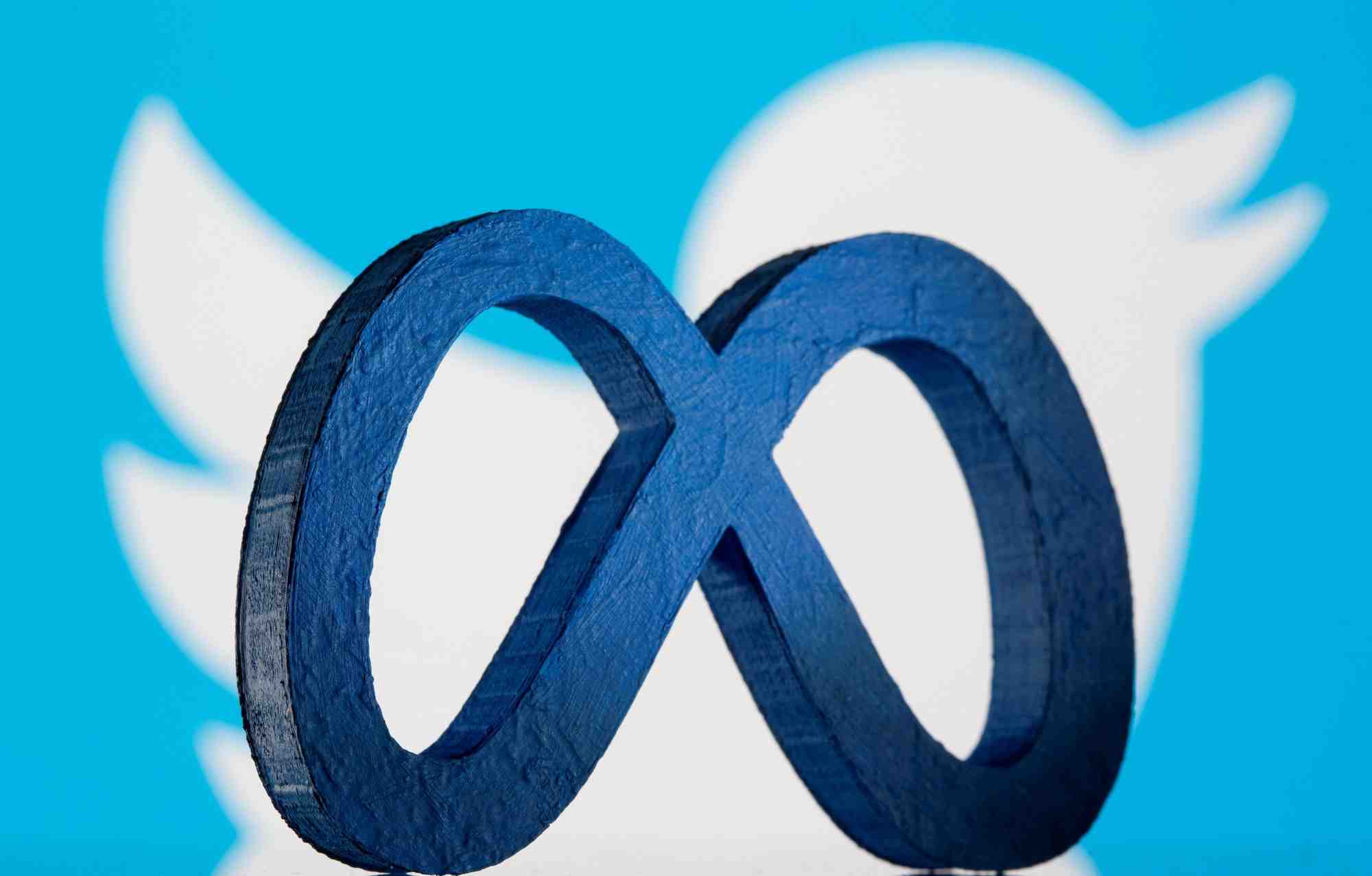 Le logo de meta devant le logo de twitter