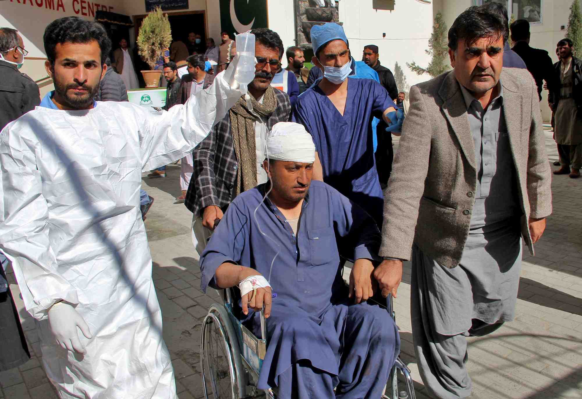 Un homme, blesse lors d'une explosion a khanozai, quitte l'hopital, a quetta, pakistan