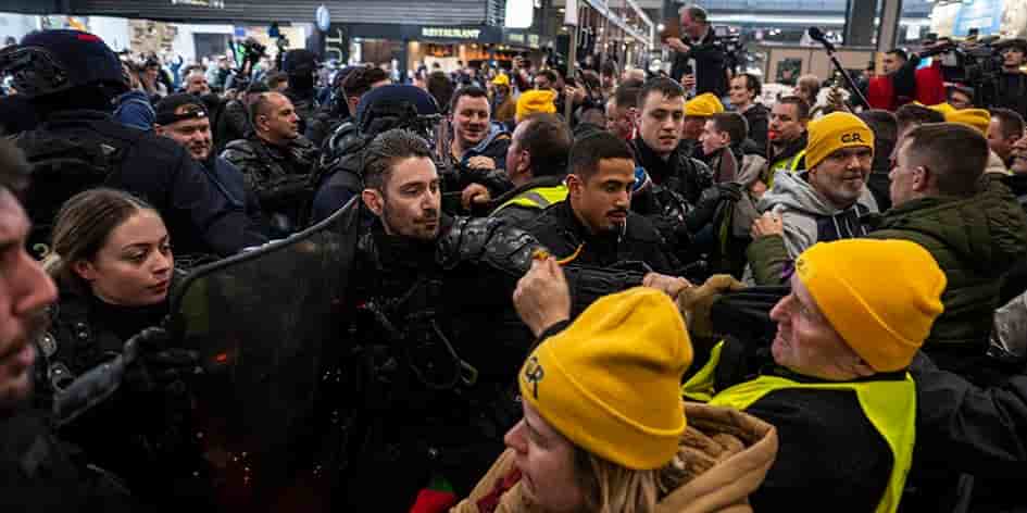Affrontements entre des CRS et des manifestants ayant fait irruption au Salon de l’agriculture, hier.