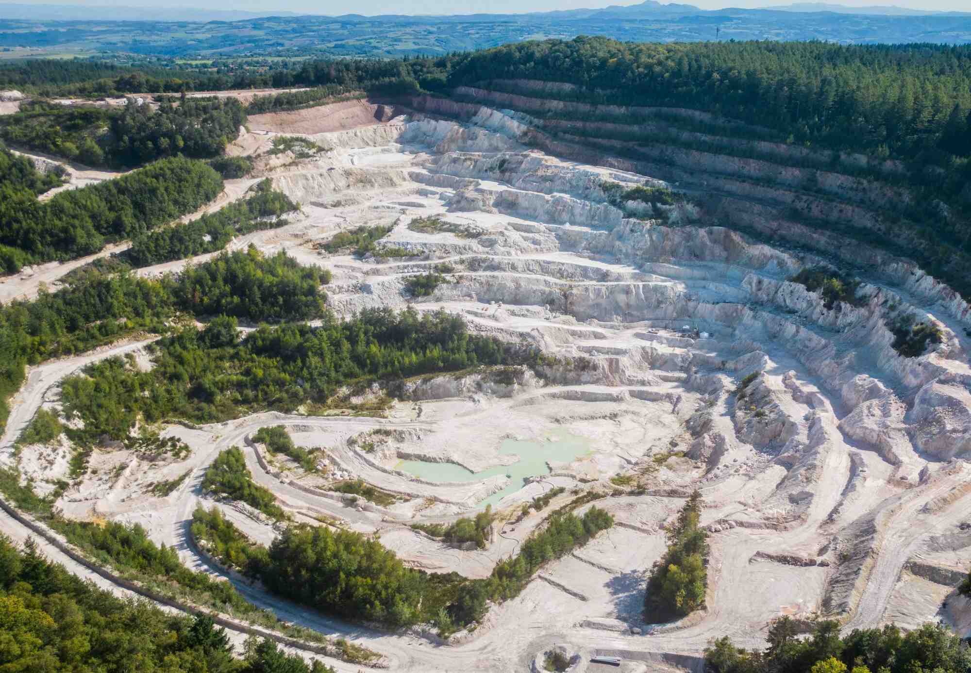 Imerys vient de déposer des demandes de permis de construire pour les pilotes de Beauvoir (mine et usine de concentration) et de La Loue (usine de conversion).