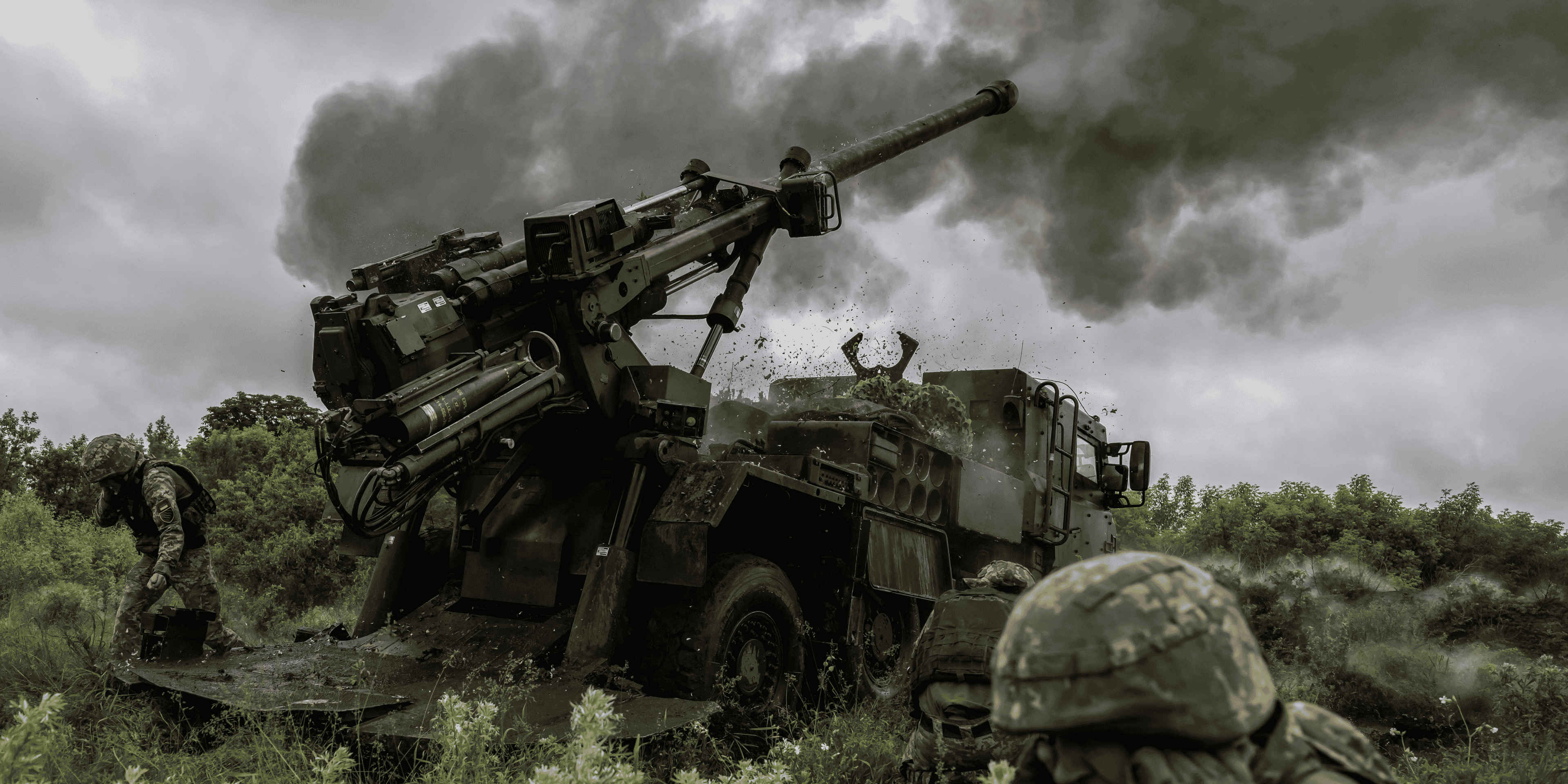 Des soldats ukrainiens tirent un obusier cesar vers des positions russes, pres d'avdiivka en ukraine