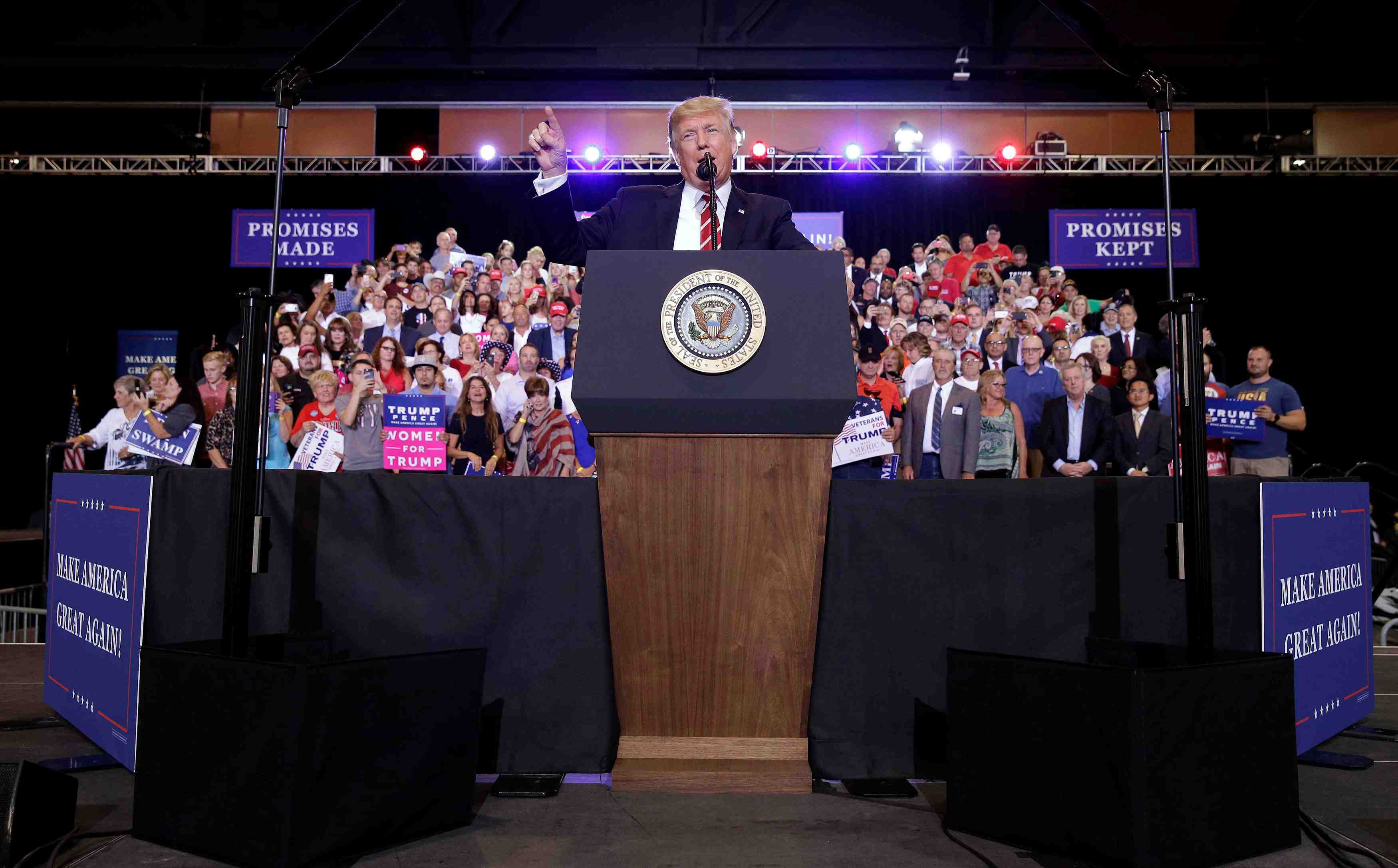 Trump defend sa reponse aux violences de charlottesville
