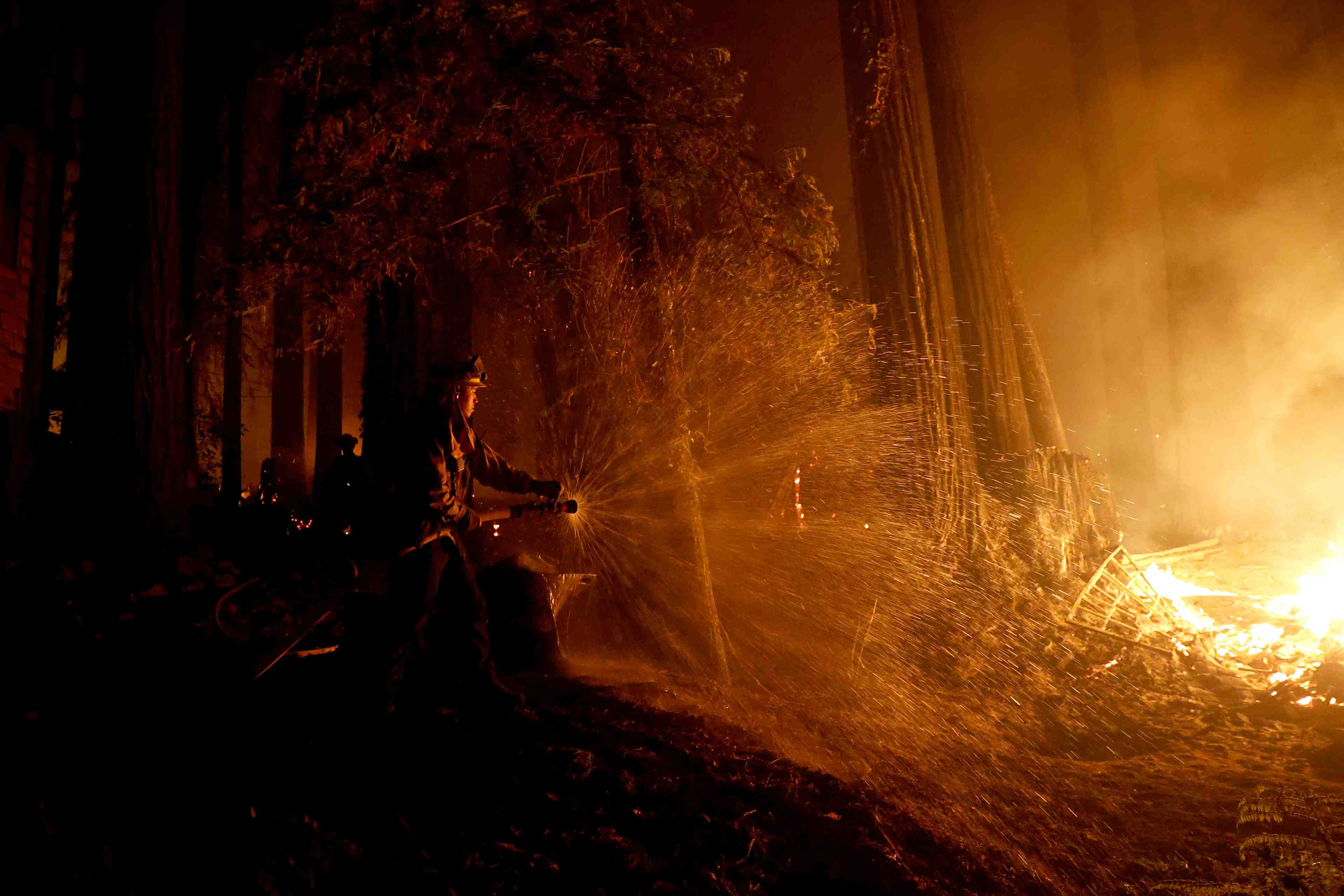 Les incendies progressent en californie, 175.000 personnes evacuees