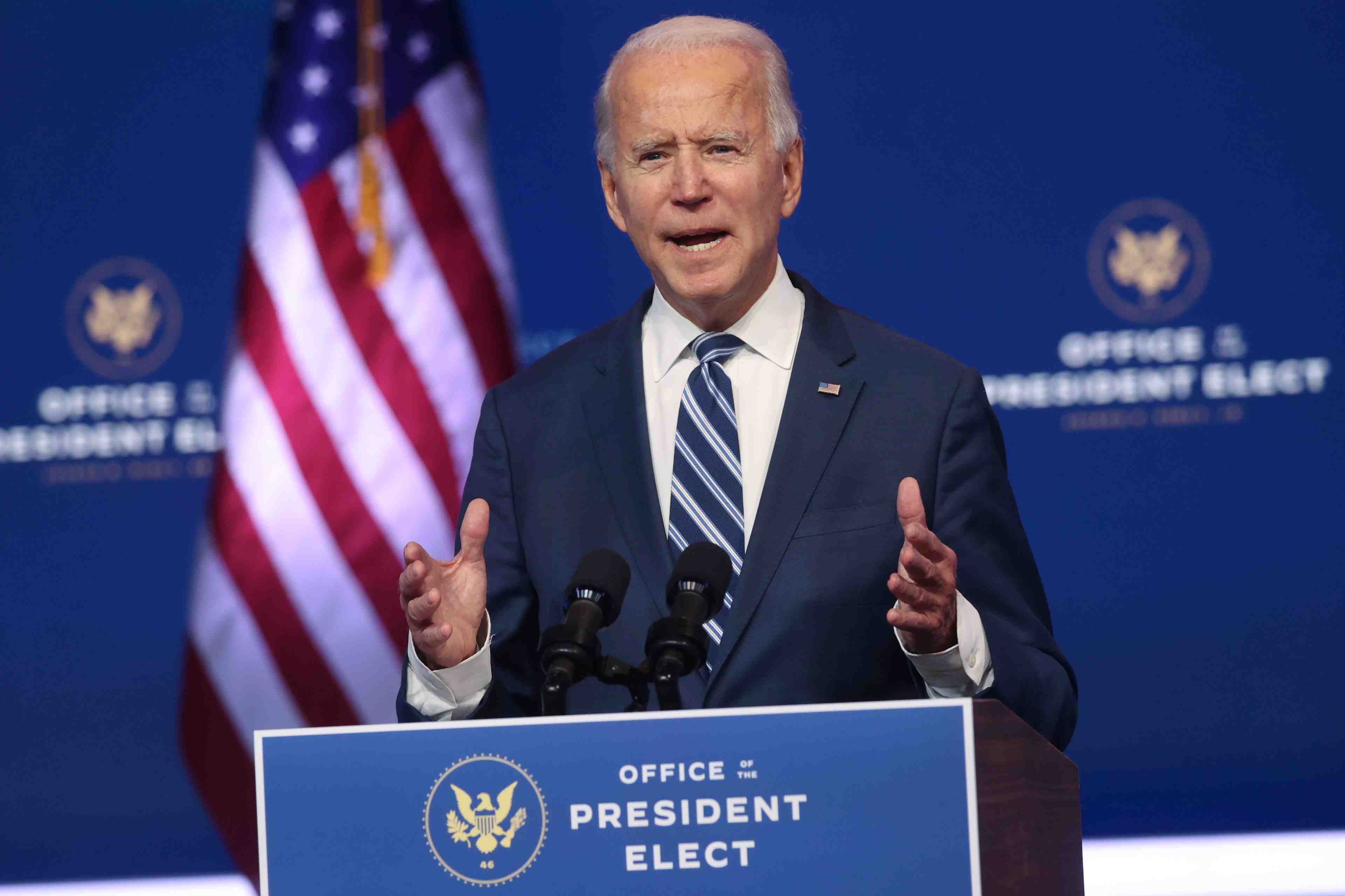 Biden poursuit ses preparatifs, trump s'accroche a son espoir