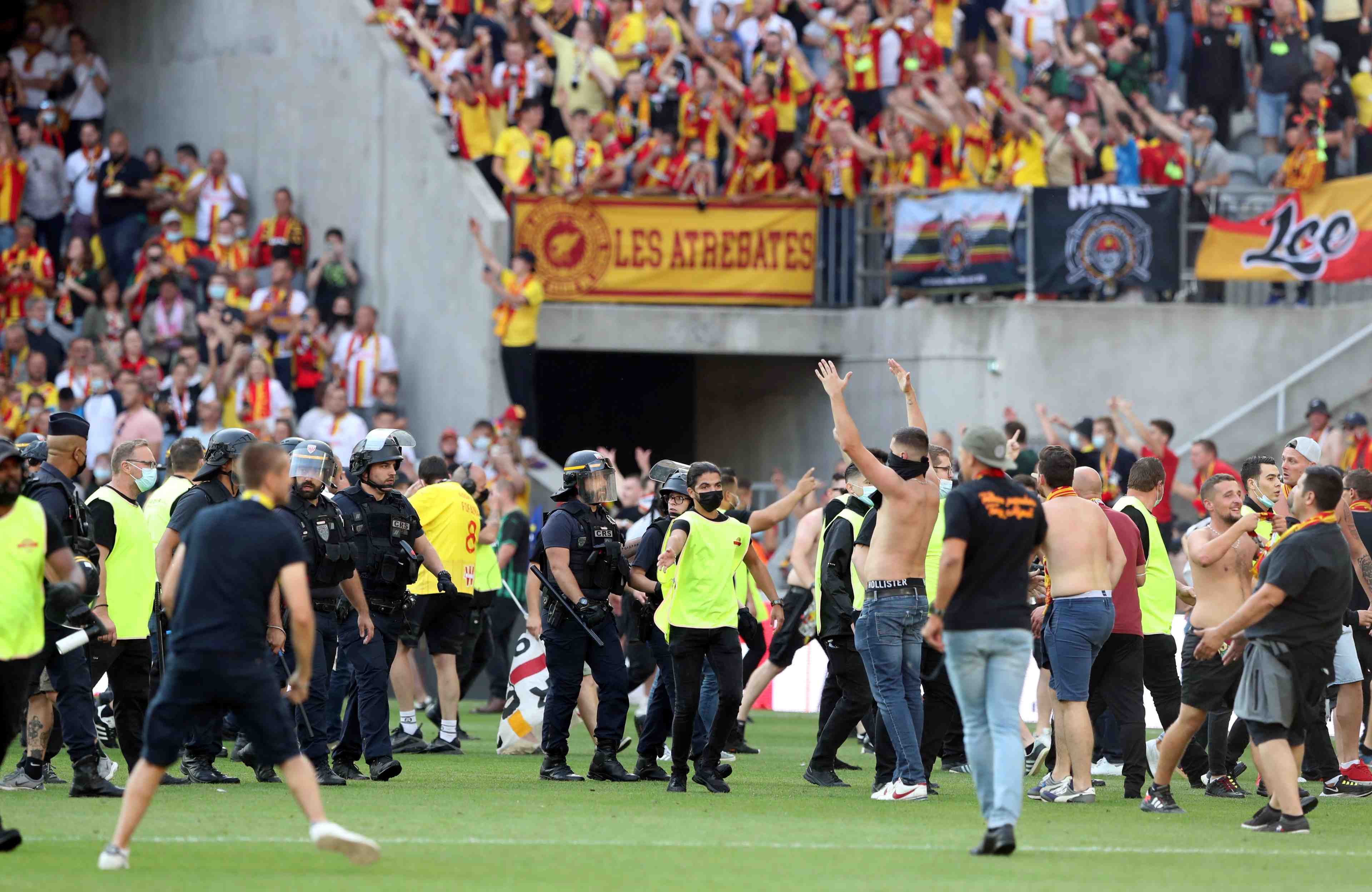 La lfp se reunit lundi apres les incidents lors du match lens-lille