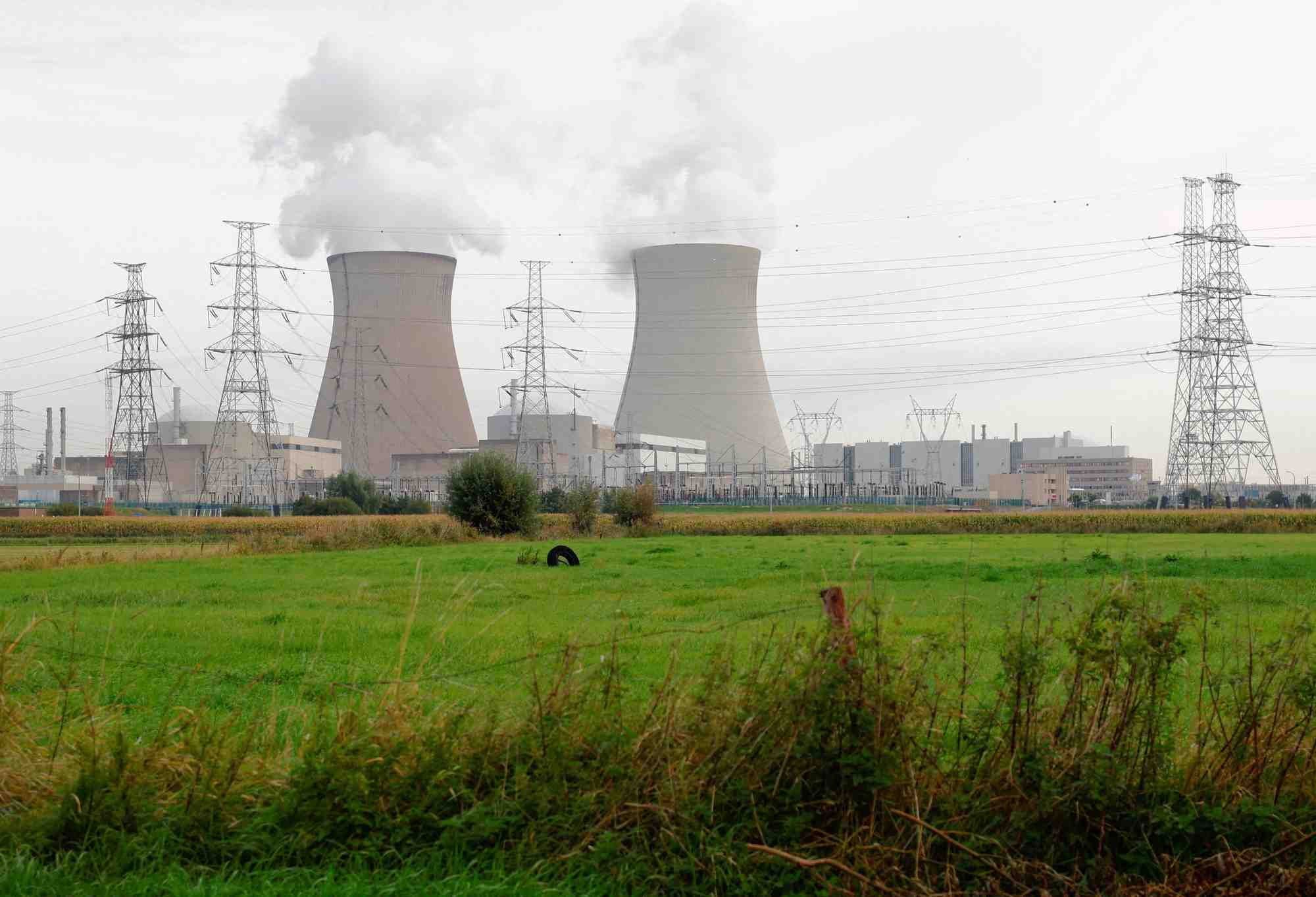 Vue de la centrale nucleaire de doel