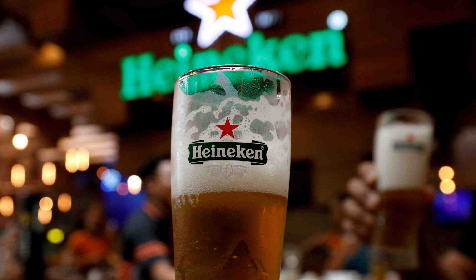 Photo d'archives. un verre de biere heineken dans un restaurant a hanoi, vietnam