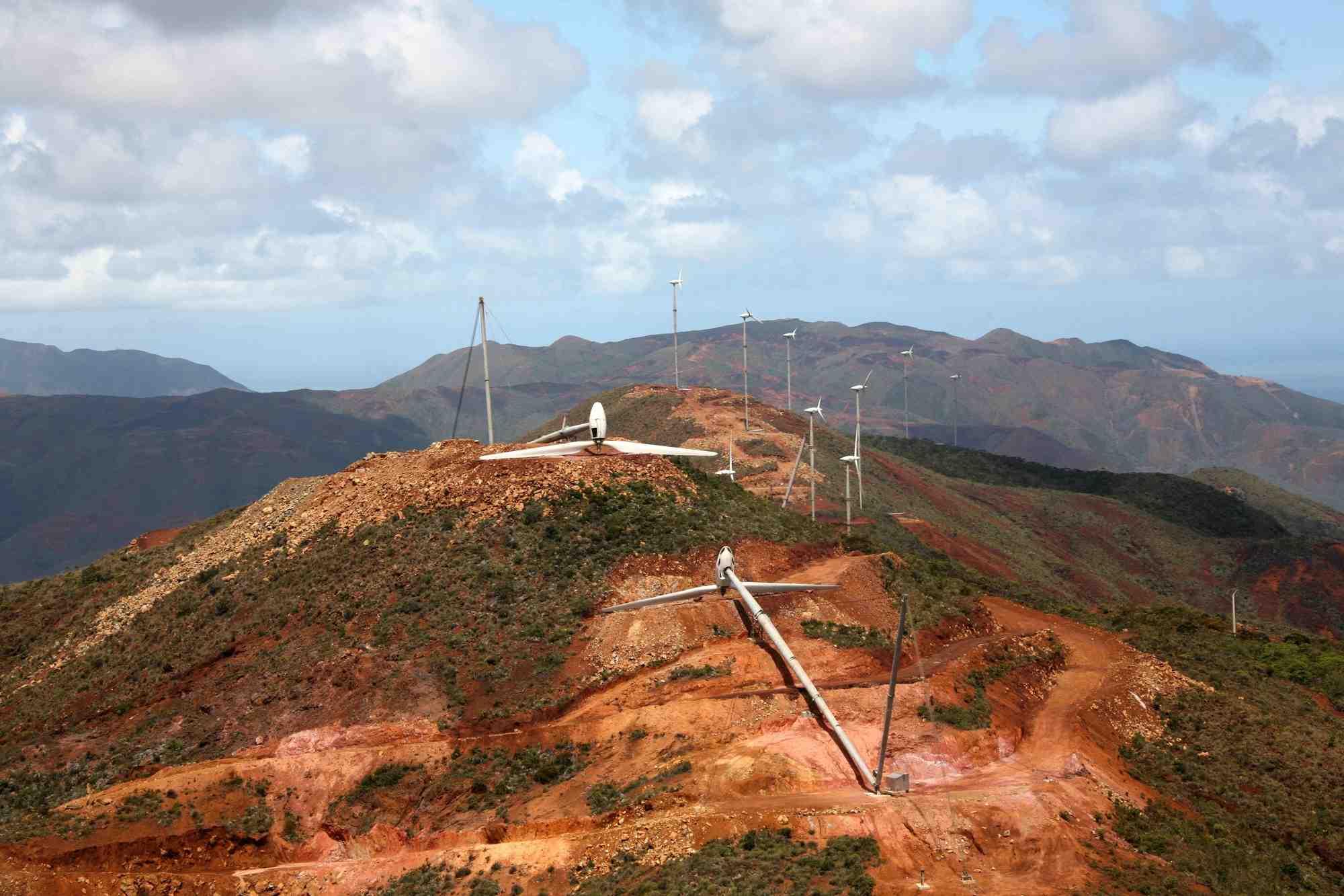 L’énergie générées par les éoliennes rétractables (ici en Nouvelle Calédonie) est directement réinjectée par Vergnet dans les petits réseaux électriques ou centrales thermiques des zones isolées.