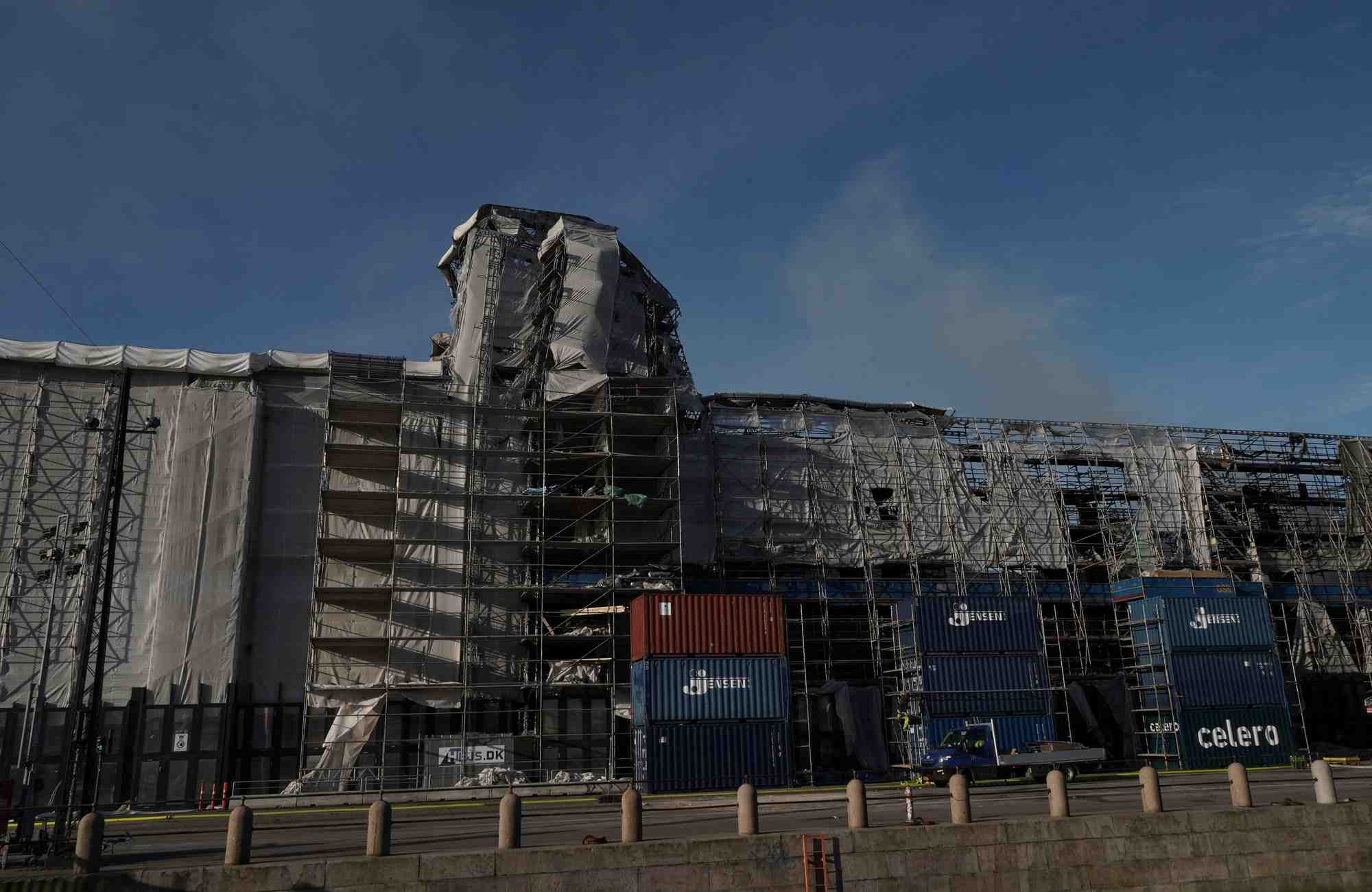 A la suite de l'incendie de l'ancien batiment de la bourse, a copenhague