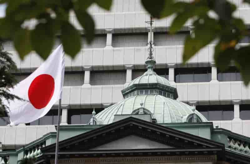 Le drapeau du japon au sommet du batiment de la banque du japon