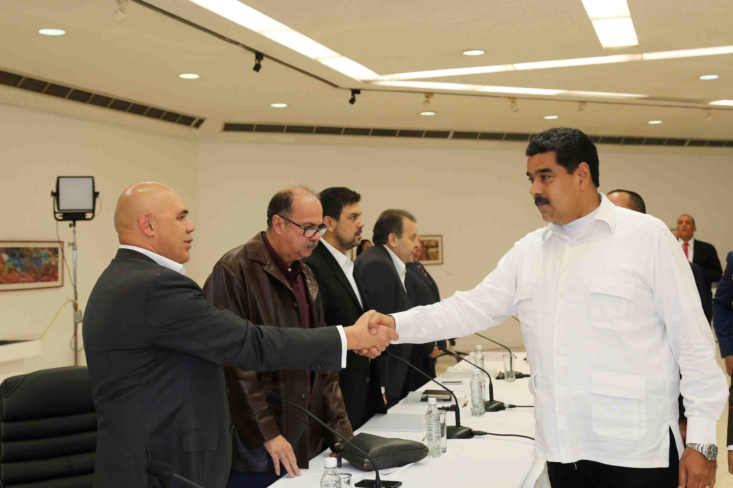 Rencontre entre maduro et l'opposition au venezuela
