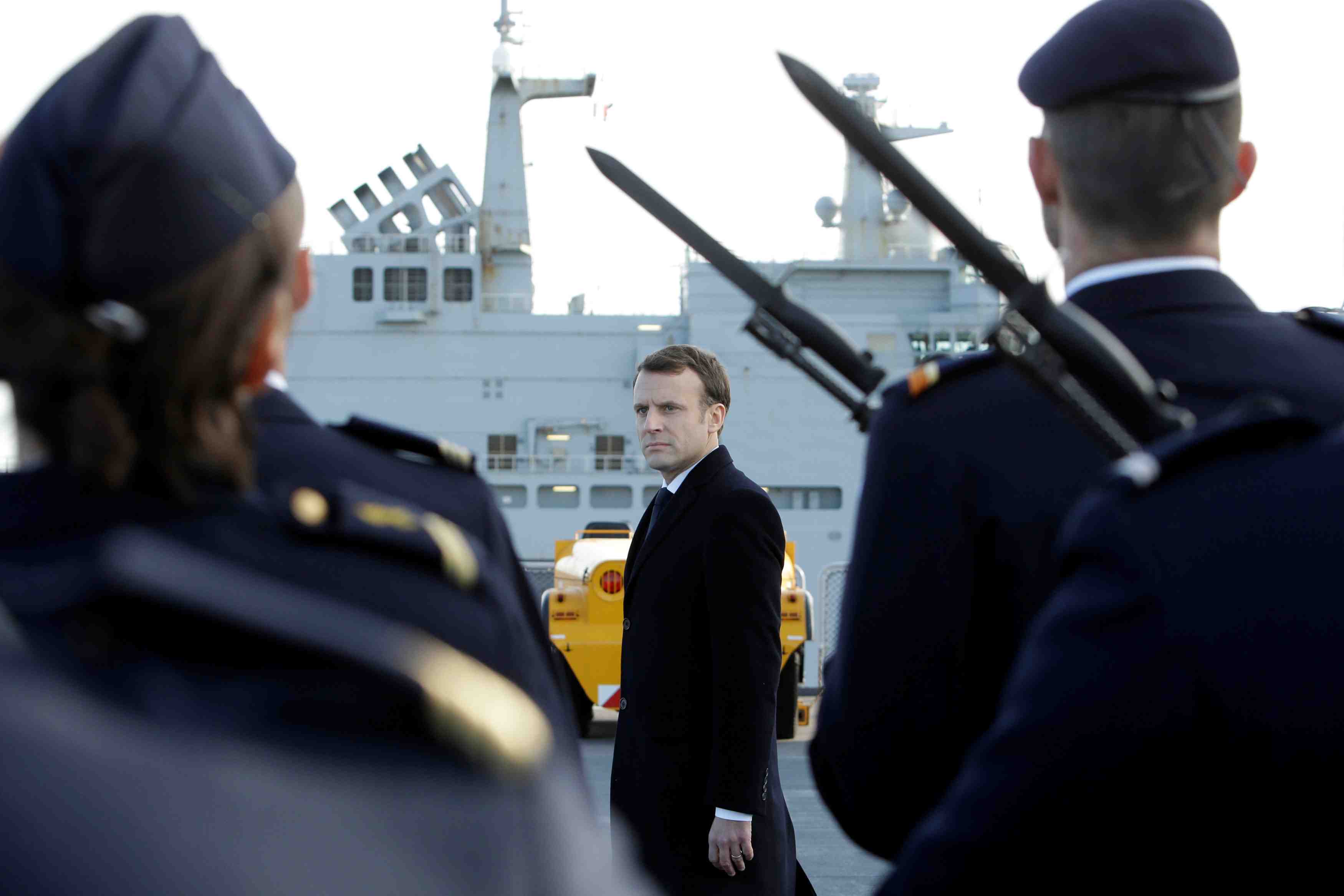 A toulon, macron confirme la priorite accordee a la defense