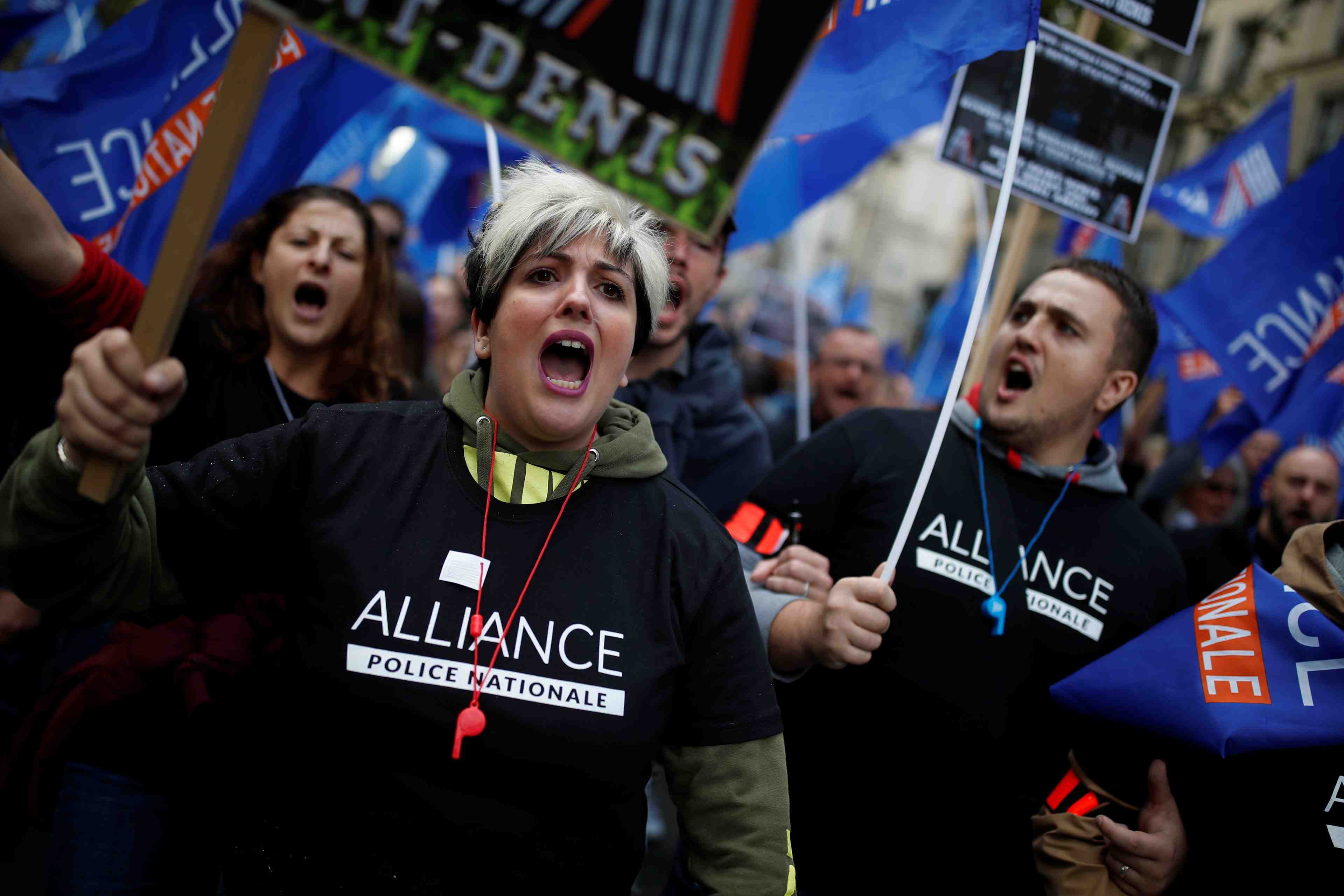 France: des milliers de policiers en colere defilent a paris