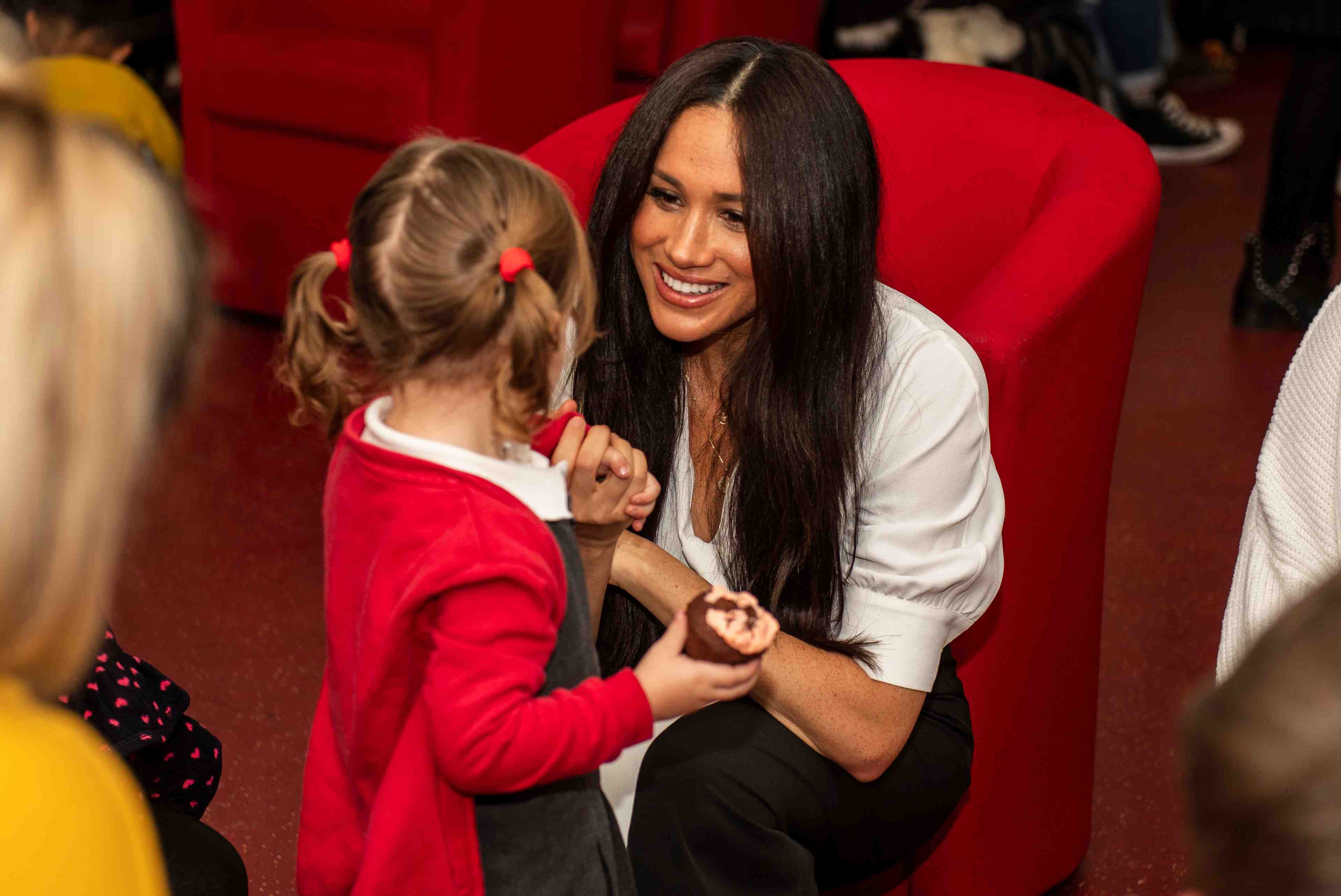 Meghan accuse buckingham de racisme, de l'avoir poussee au bord du suicide