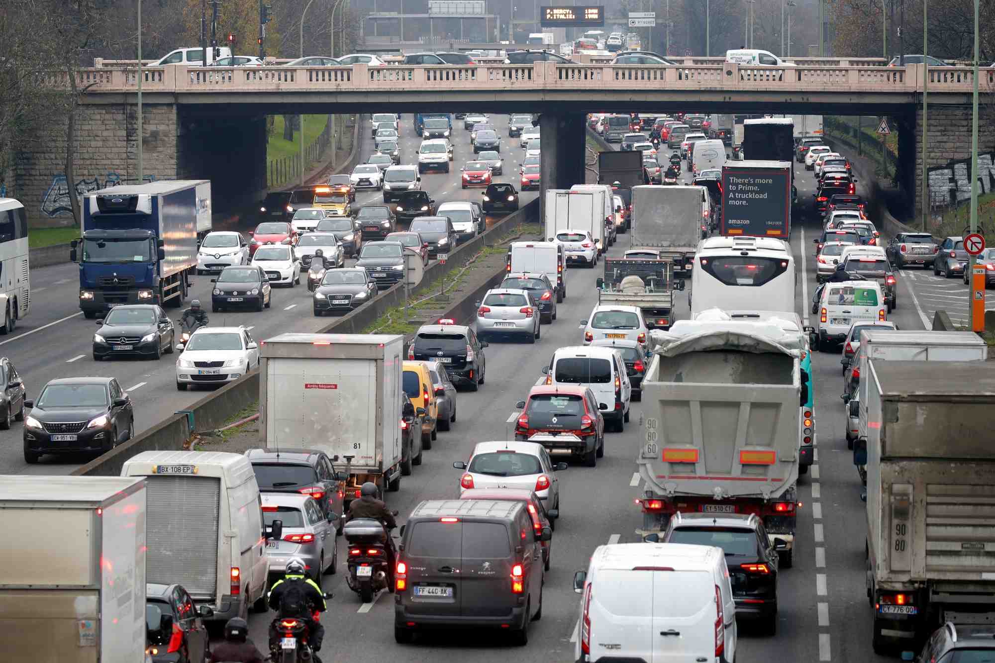 Le peripherique parisien lors d'une greve des travailleurs