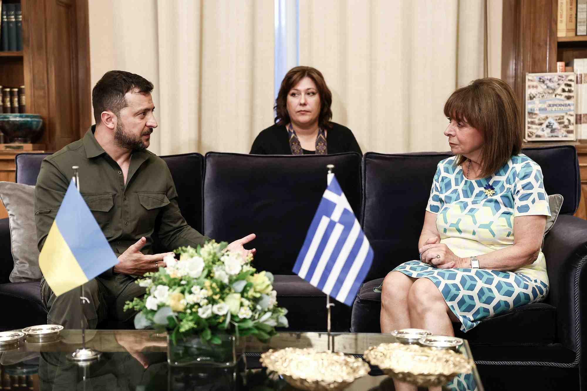 Volodymyr zelenskiy rencontre la presidente grecque katerina sakellaropoulou au manoir maximos a athenes, en grece