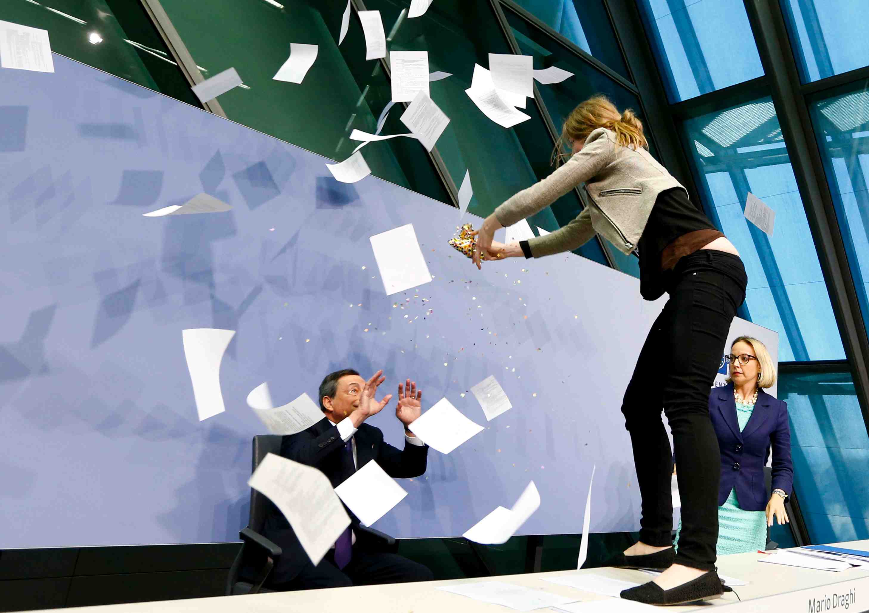 Une manifestante interrompt la conference de presse de mario draghi