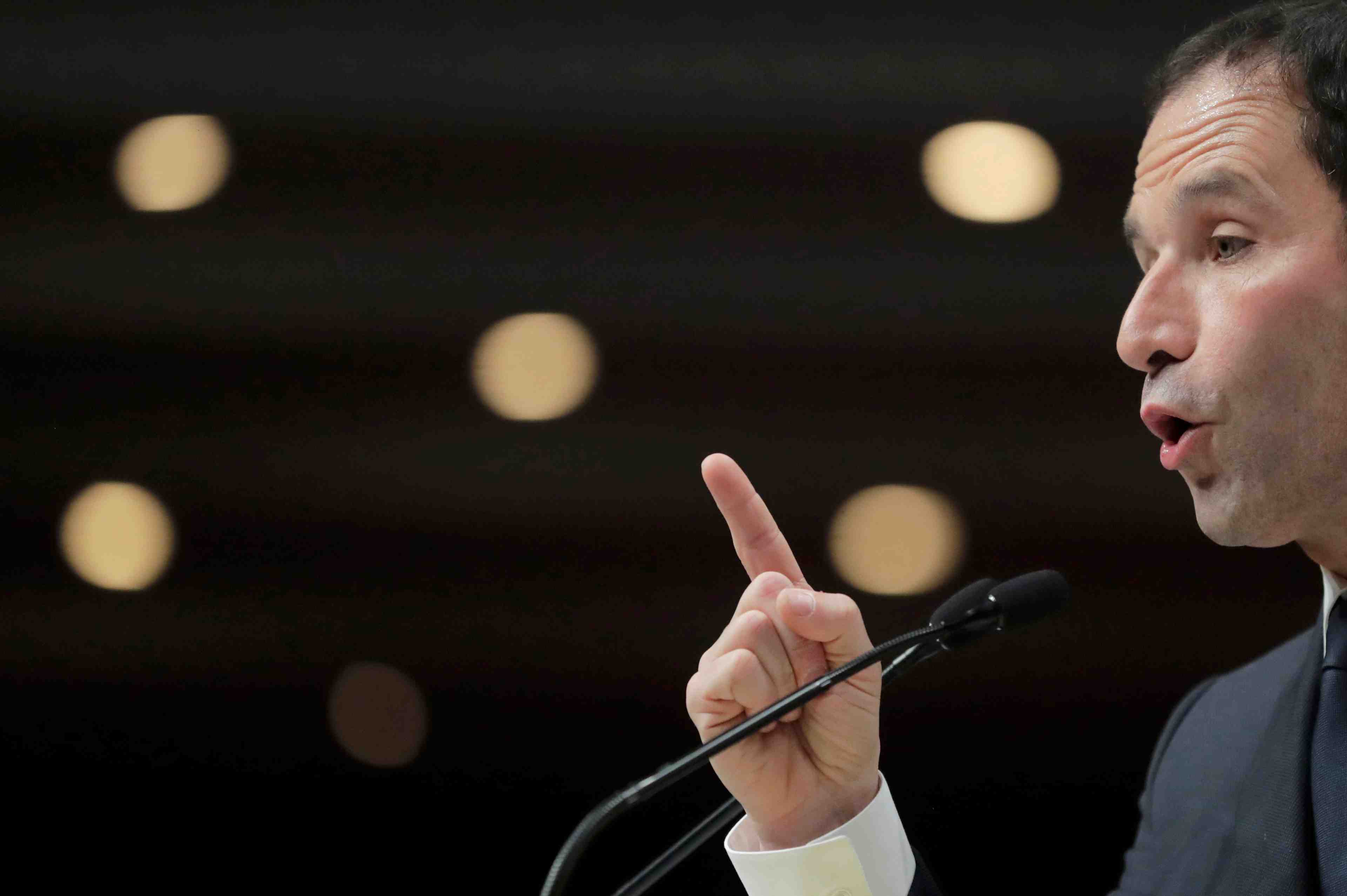 Hamon denonce les propos "confus" et "troubles" de macron