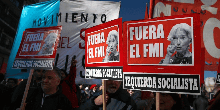 Le FMI débloque une aide de 50 milliards de dollars pour l'Argentine.
