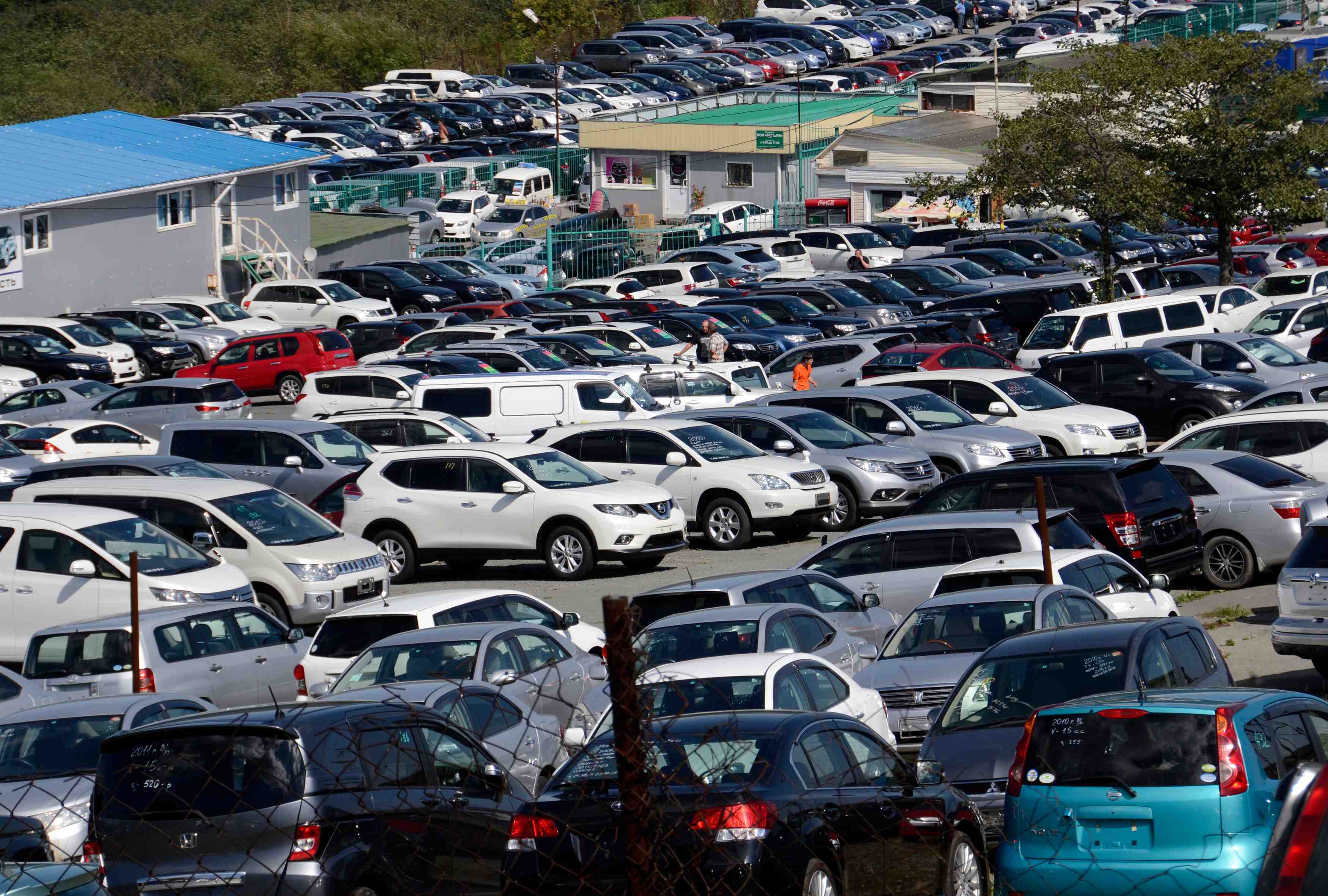 Le marche automobile europeen poursuit son repli