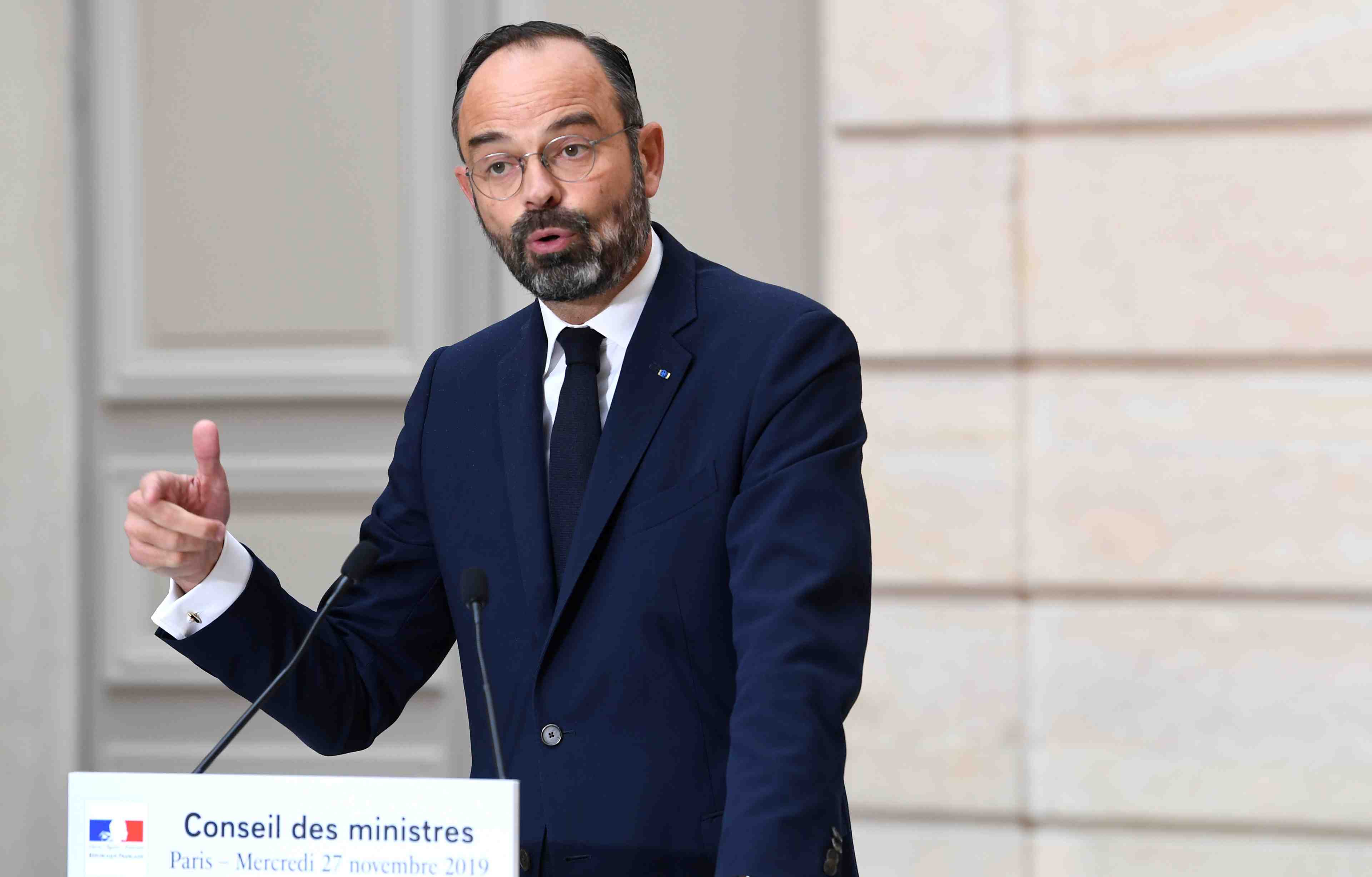 Retraites: philippe, pret au compromis, ne transigera pas sur les regimes speciaux
